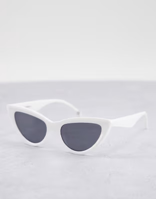 ASOS DESIGN – Abgeschrägte Cat-Eye-Sonnenbrille in glänzendem Weiß | ASOS | ASOS (Global)