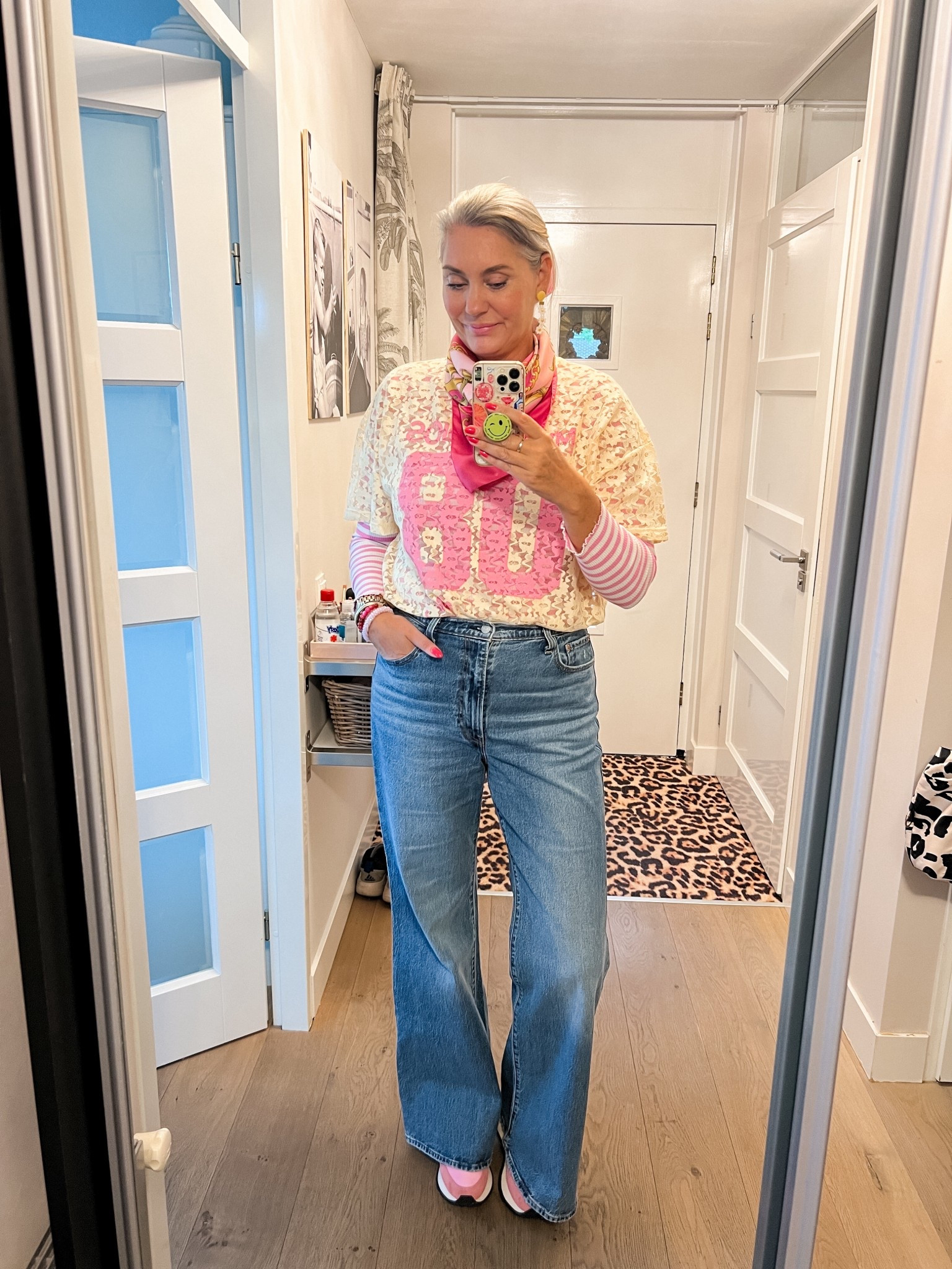 OOTD - dinsdag. Butter yellow football shirt van Kant met roze print (https://most-wanted-nl.mtpc.se/5648281 maat L), flared Levi’s jeans (32/34 valt langer), roze Sun68 sneakers, roze armband, roze gestreepte top (oud), roze sjaal (super oud). 



#LTKmidsize #LTKeurope #LTKnederlands