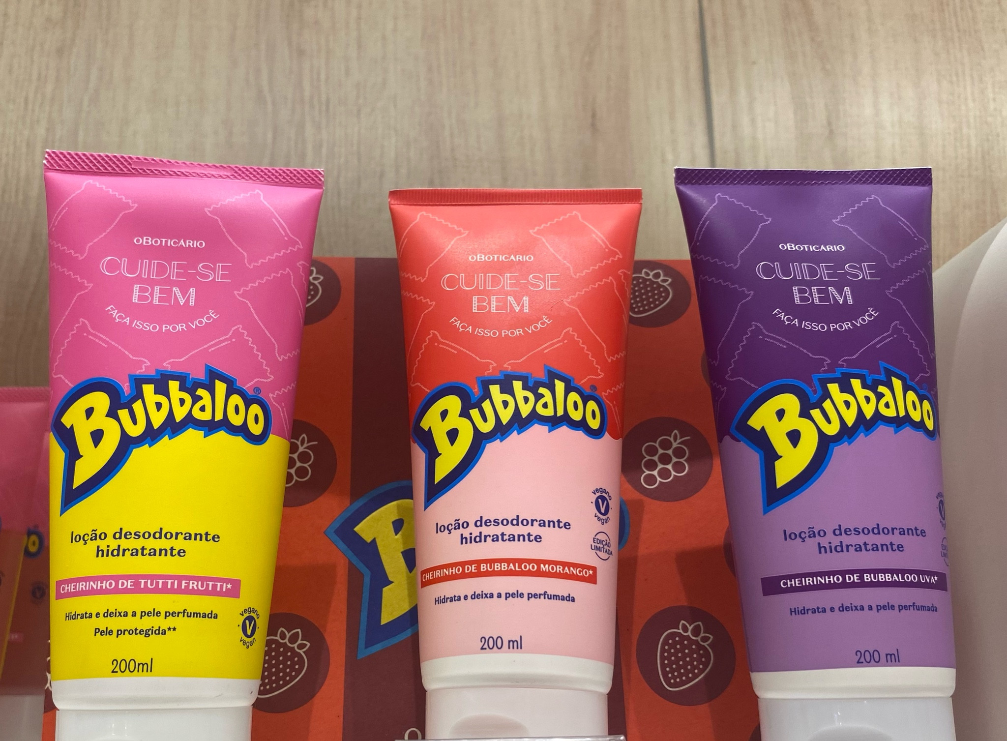 Duas marcas de sucesso juntas em uma edição limitada deliciosa. Cuide-se Bem Bubbaloo traz uma linha de cuidados pessoais com um toque de nostalgia: textura e fragrância inconfundível do Bubbaloo Tutti-frutti, Bubbaloo Uva e Bubbaloo Morango.
Use e abuse dessa delícia de fragrância 😍


#LTKbeauty