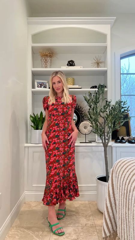 My favorite year round floral dress.

Obsessed with this spring dress - and you can wear it year round. Spring break dress. Wedding guest dress. Midi dress. 

#LTKstyletip