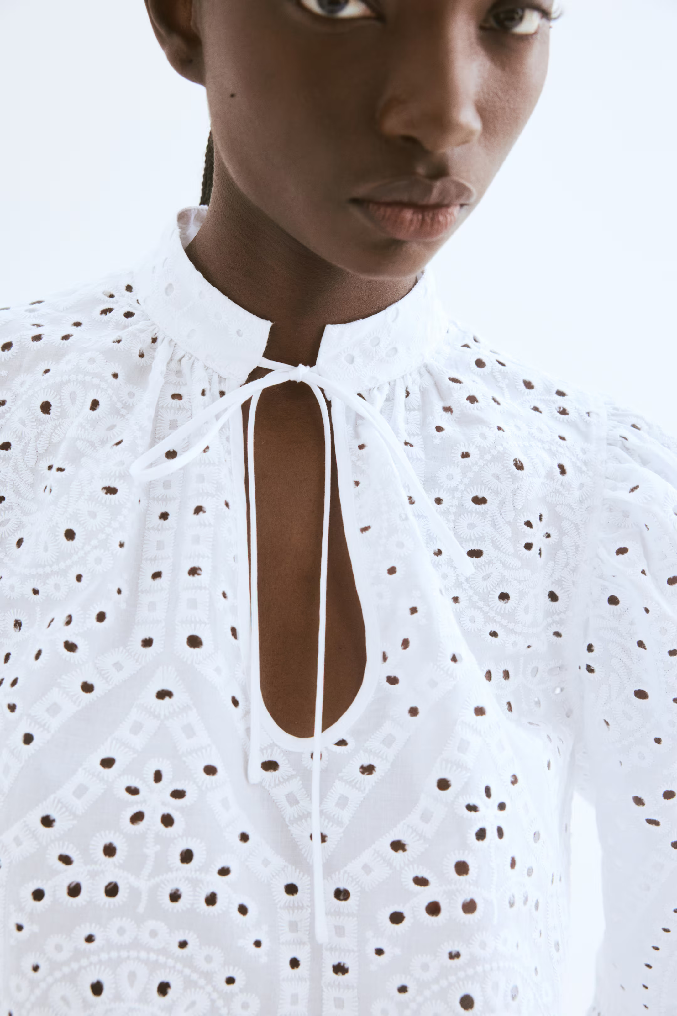 Bluse mit Broderie Anglaise | H&M (DE, AT, CH, NL, FI)