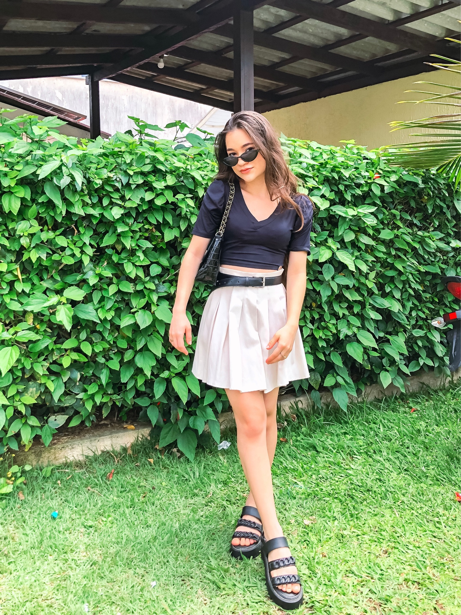 Look com blusa preta, saia off white e papete tratorada 

#LTKbrasil