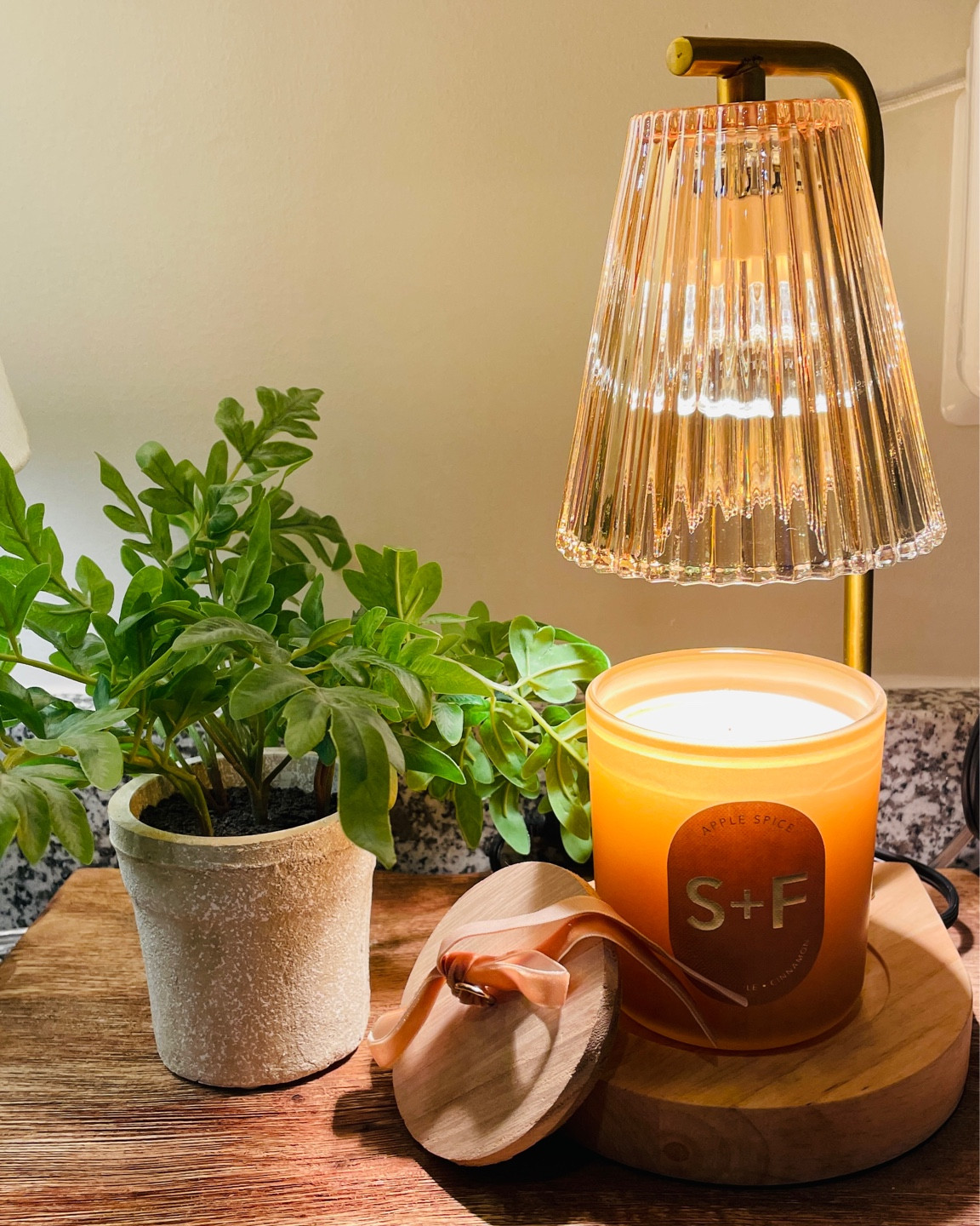 Cozy Fall vibes with this candle warmer lamp. 🕯️🍁🍂
