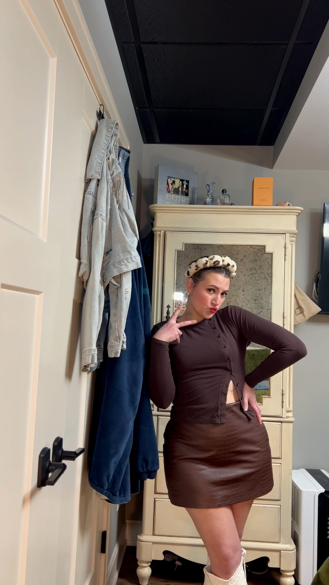 Trying on the leather skort / leather skirt I got from Abercrombie!
It looks so good with the white boots! I can’t wait to wear this out and actually style it! 

#LTKdayinmylife #LTKvlog #LTKootd