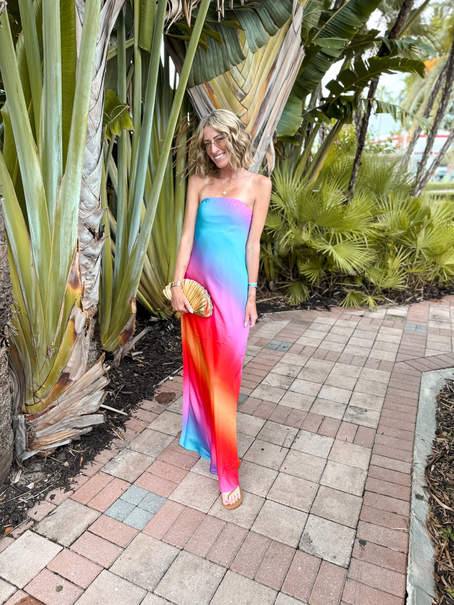 Dinner date night ideas and vacation dresses 
Show me your mumu rainbow maxi dress 
Gold fan clutch bag 