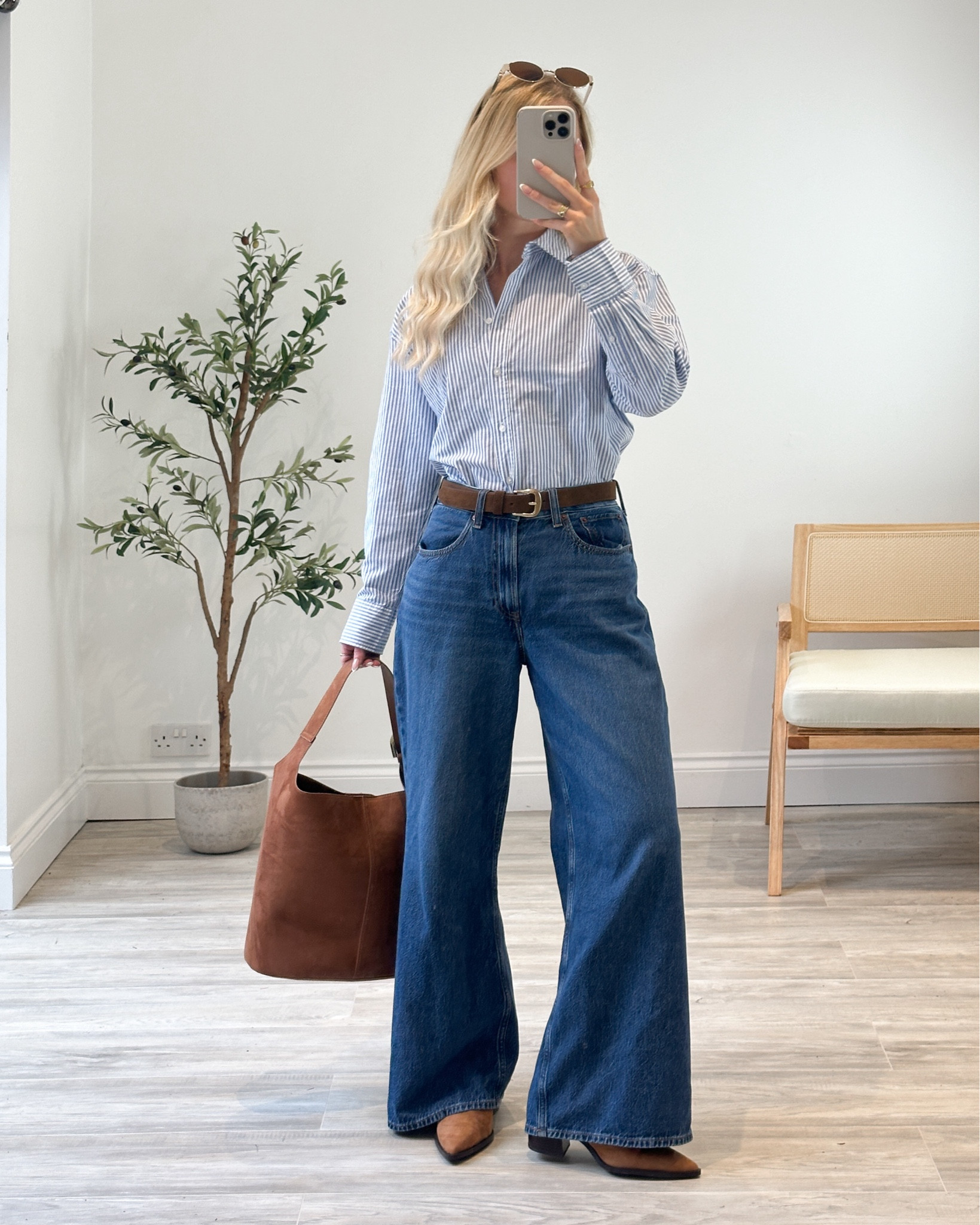 Day 6 of 14 days of autumn outfits 🍂
 

Wide jeans / blue shirt /suede bucket bag / heeled boots / Abercrombie denim / H&M new in / casual smart / workwear 

#LTKautumn #LTKuk #LTKeurope