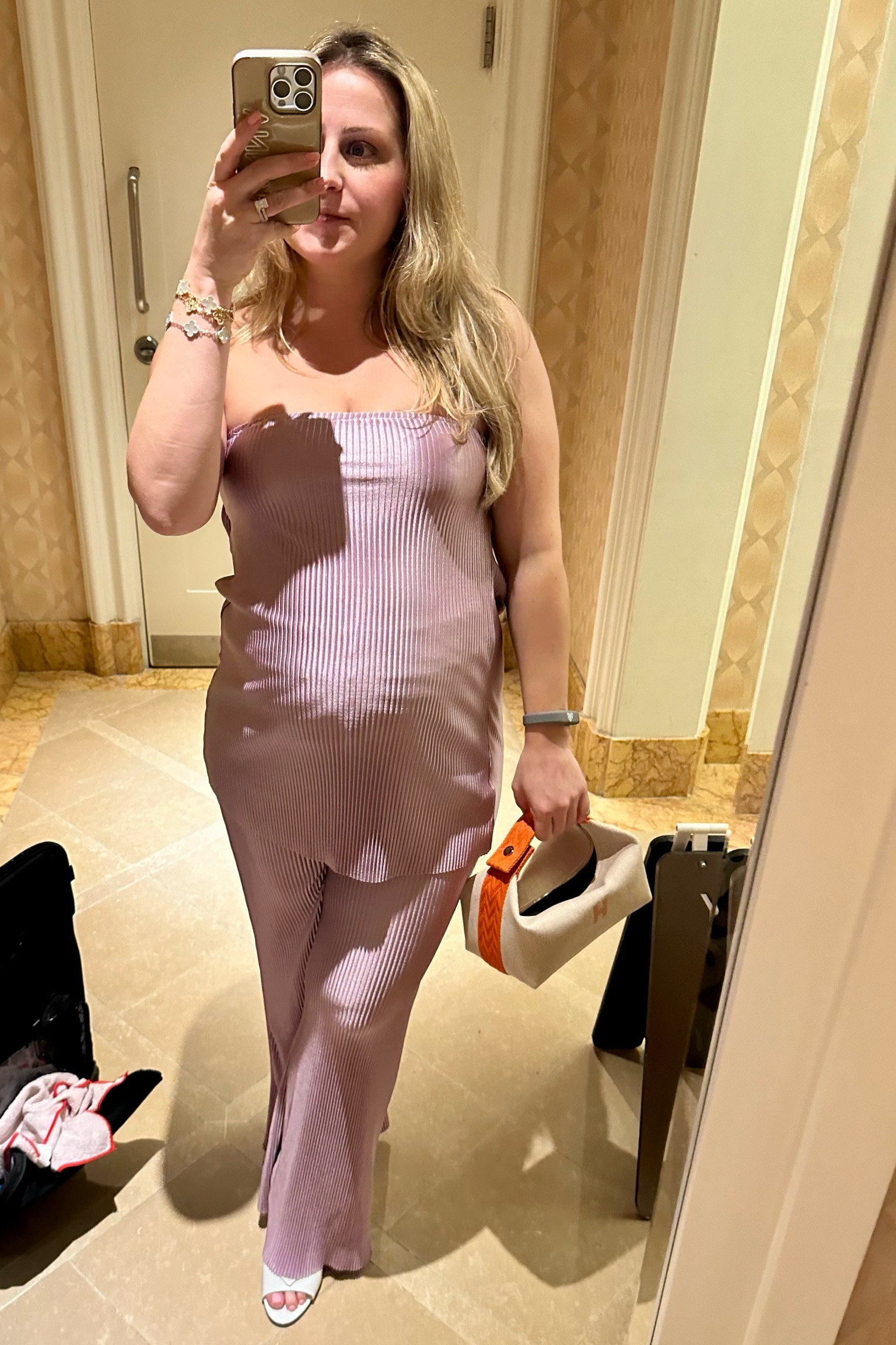 wore this set at 6 weeks pregnant, & it stretched and fit at 28 weeks

#LTKfindsunder50 #LTKbump #LTKstyletip