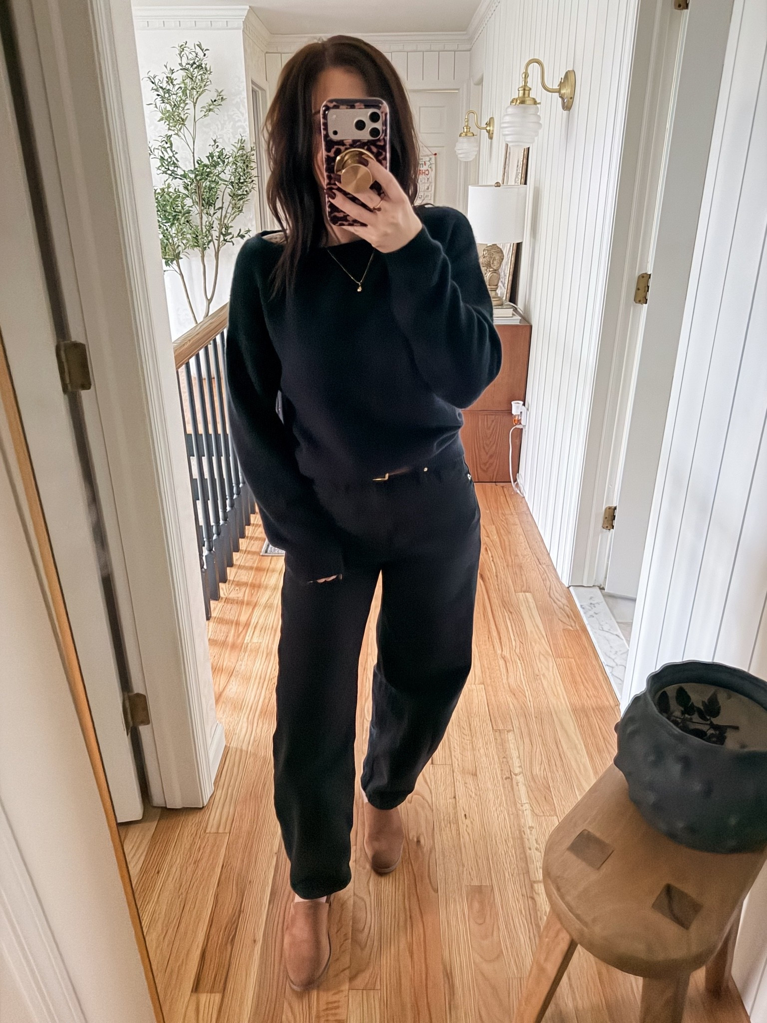 Wednesday work outfit of the day🖤
Top size small 
Jeans size 2
Shoes size 7.5
