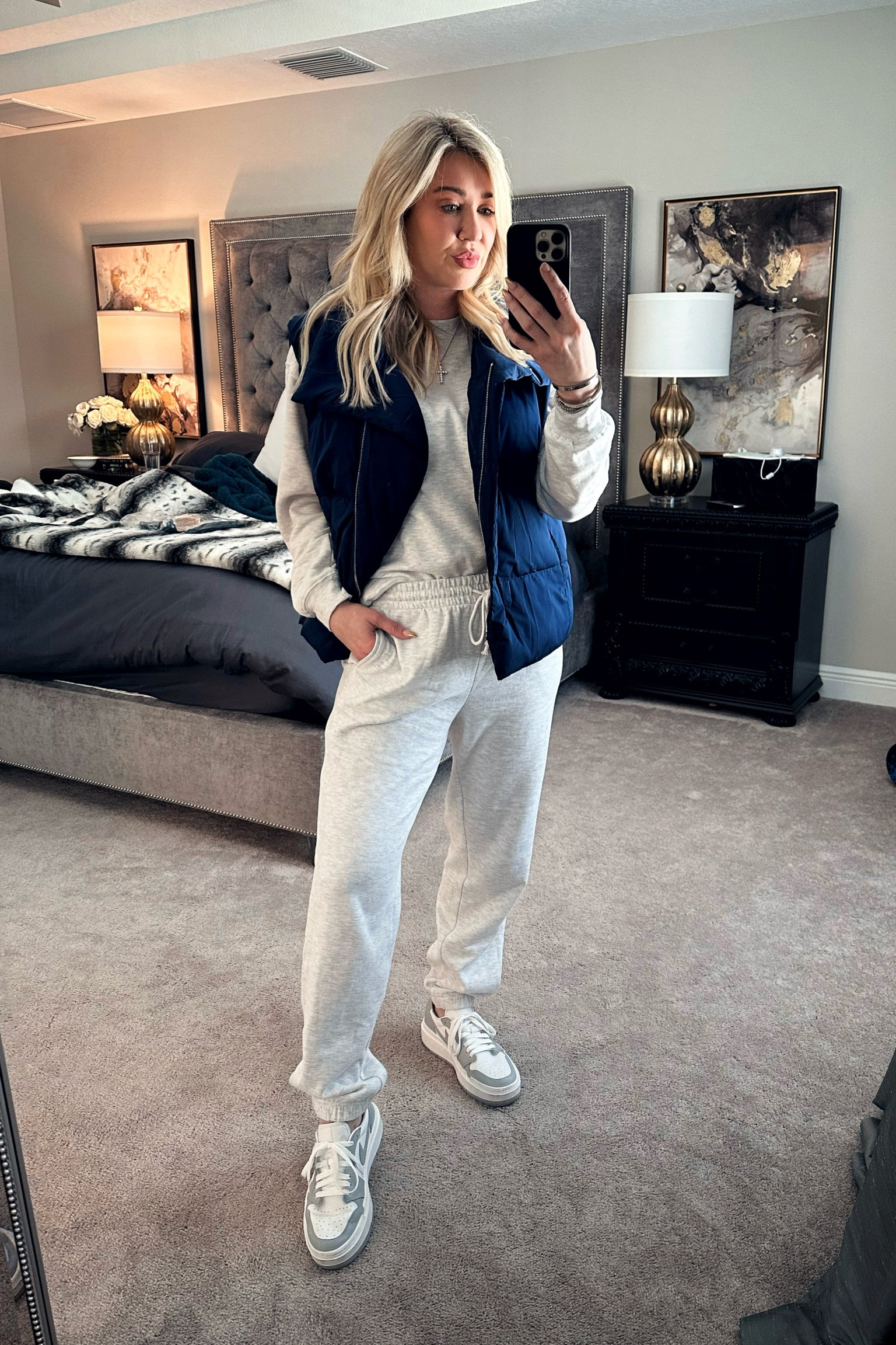 Sized up to a large for extra comfort in the sweatsuit
Wearing a medium in the vest

💋 pillowtalk lipliner & girls trip lipstick