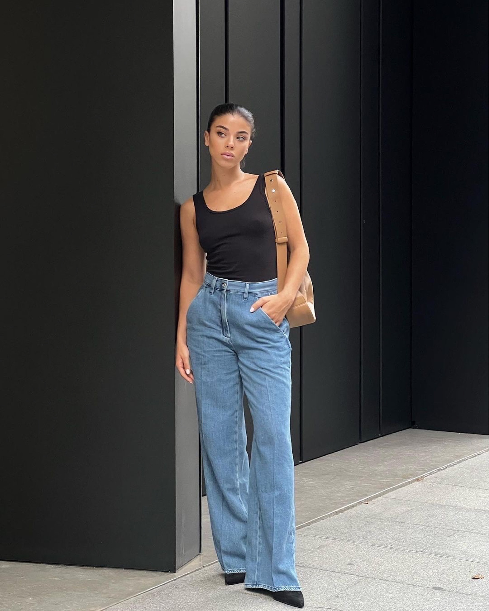 ¿No sabes que ponerte? Me pasa sister 😮‍💨

Hay días que abro el armario y no se ni por donde empezar a vestirme 🫠 Es ahí cuando me viene a la cabeza el "back to basics" y, armo un outfit con prendas básicas como este look.

👖El pantalón es de la nueva colección "denim" y es mega ligero. ¡Ideal para estos días de calor!

Outfit inspiration, COS, look básico, outfit ideas, Espańa. 

#LTKeurope #LTKstyletip #LTKSeasonal