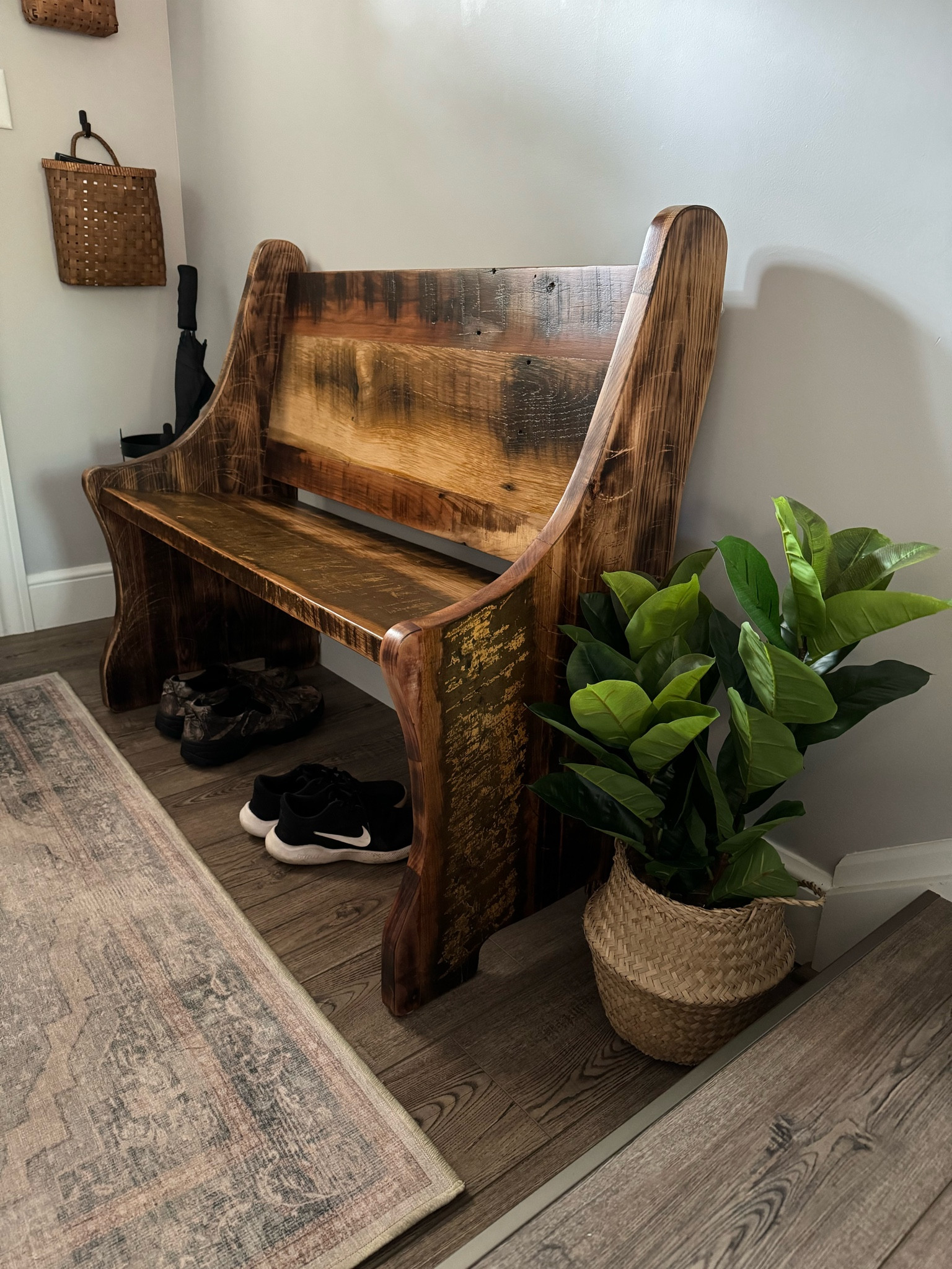 Farmhouse entryway #entrywaybench #entryway #churchpewbench #frontdoor

#LTKFamily #LTKStyleTip #LTKHome