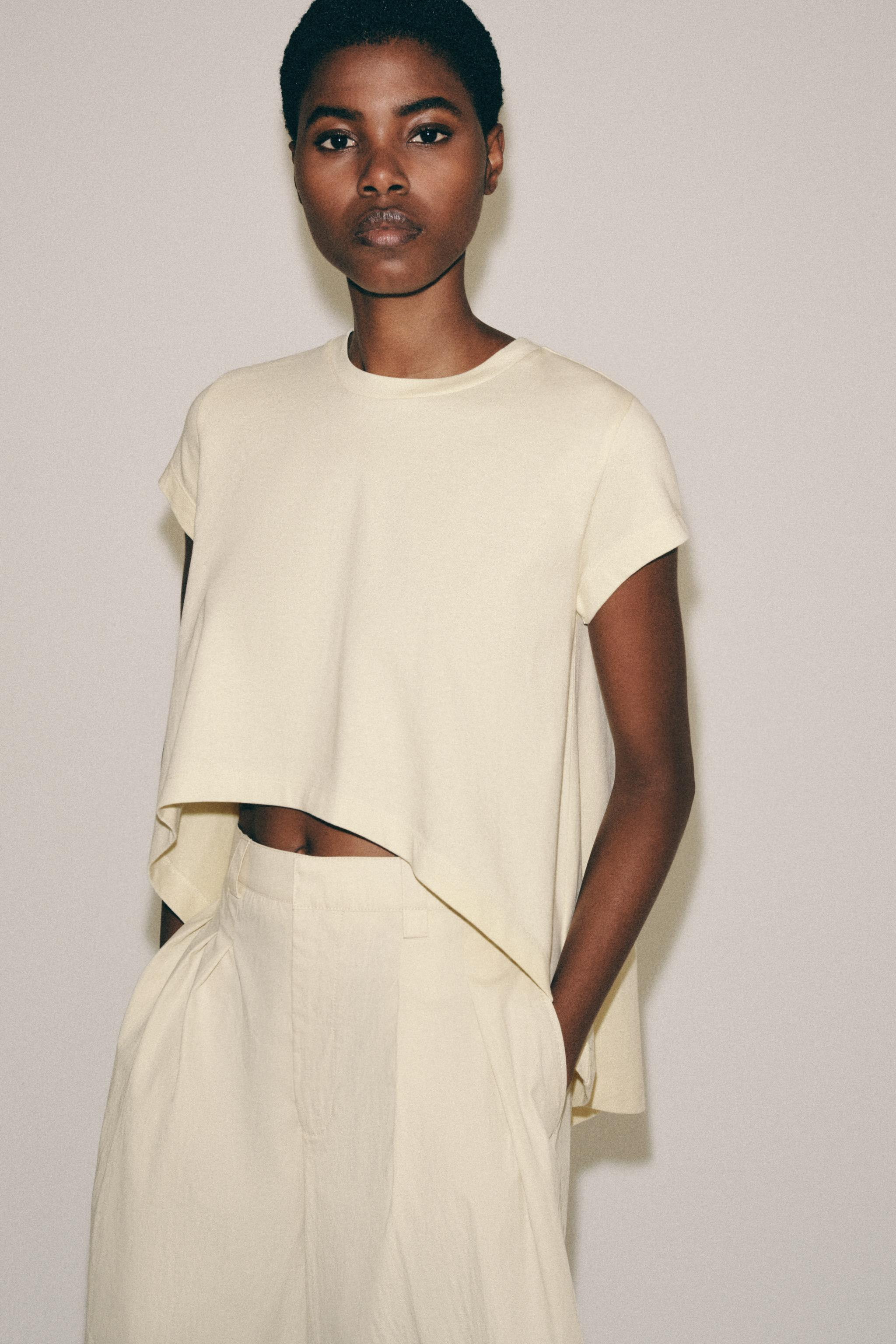 Model height: 179 cmZARA WOMAN COLLECTIONBermuda shorts made from a cotton blend yarn. Mid-waist ... | Zara UK