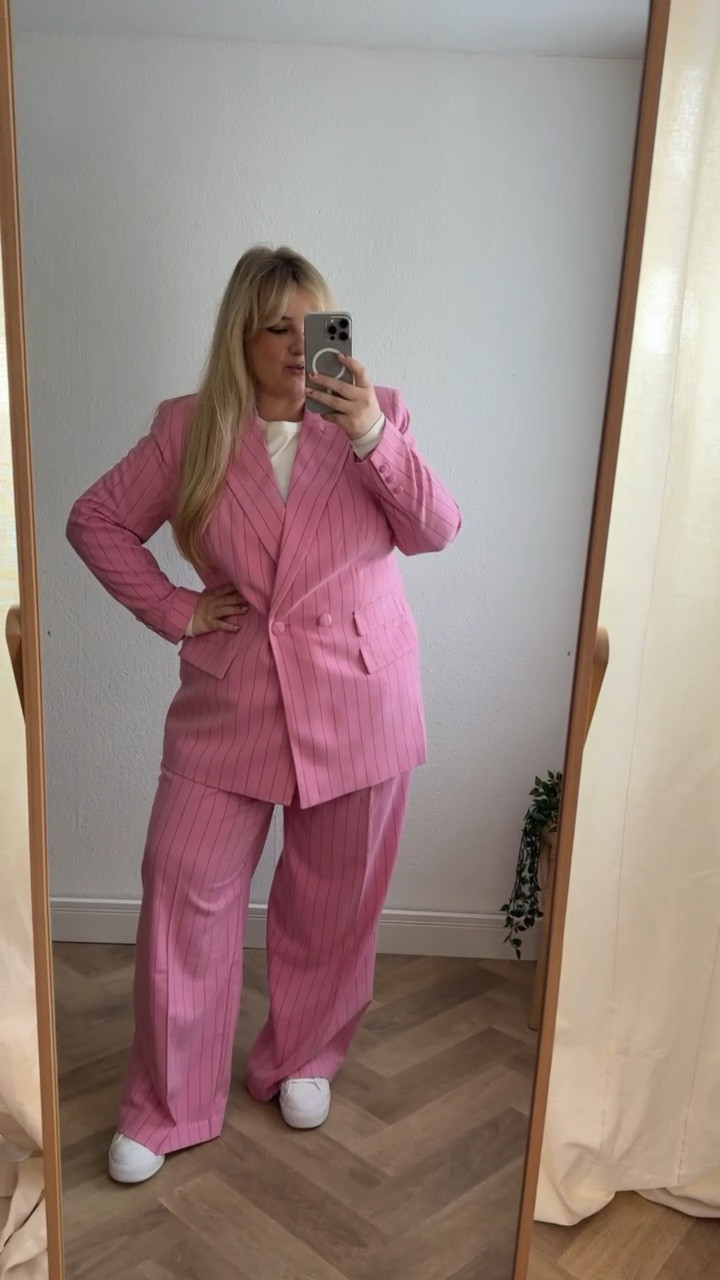 Hosenanzug-Liebe 💕
15 % Sparen mit dem Code bp15sandra

(Gültigkeit: 19.02.-einschl. 21.02.2026; einmalig einlösbar pro Kundin; gilt in DE App & Webshop)

#plussizefashion #curvy #hosenanzug

#LTKdeutschland #LTKbeauty #LTKplussize