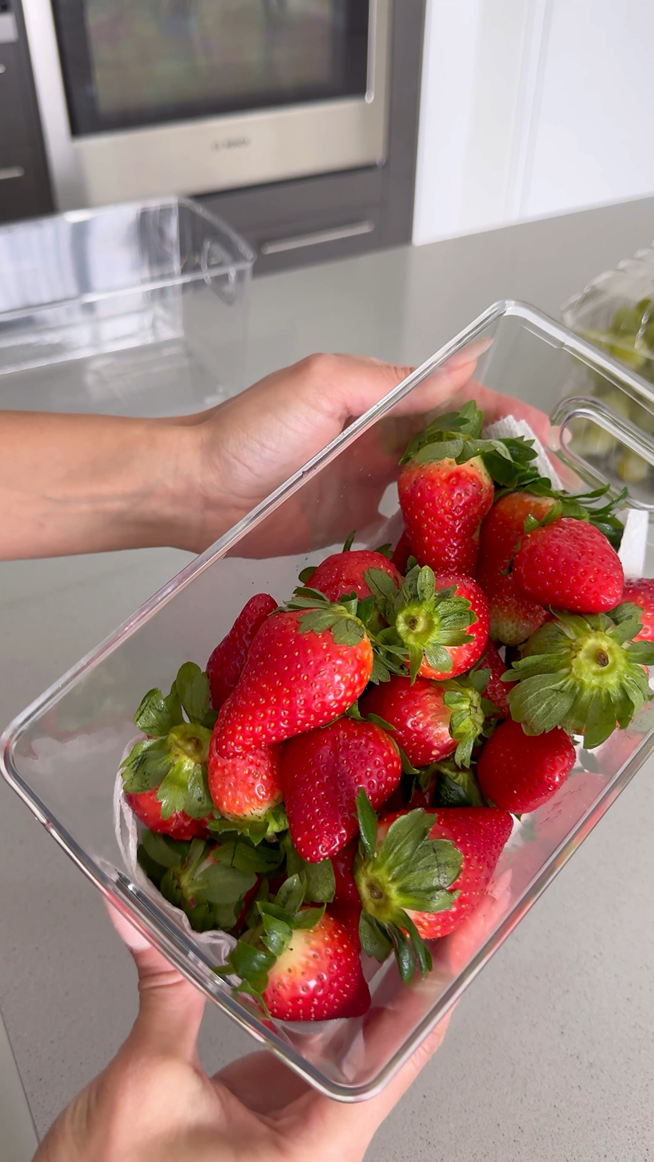 Mi nueva obsesión, lavar todas las frutas y verduras😄

#LTKVideo #LTKhome