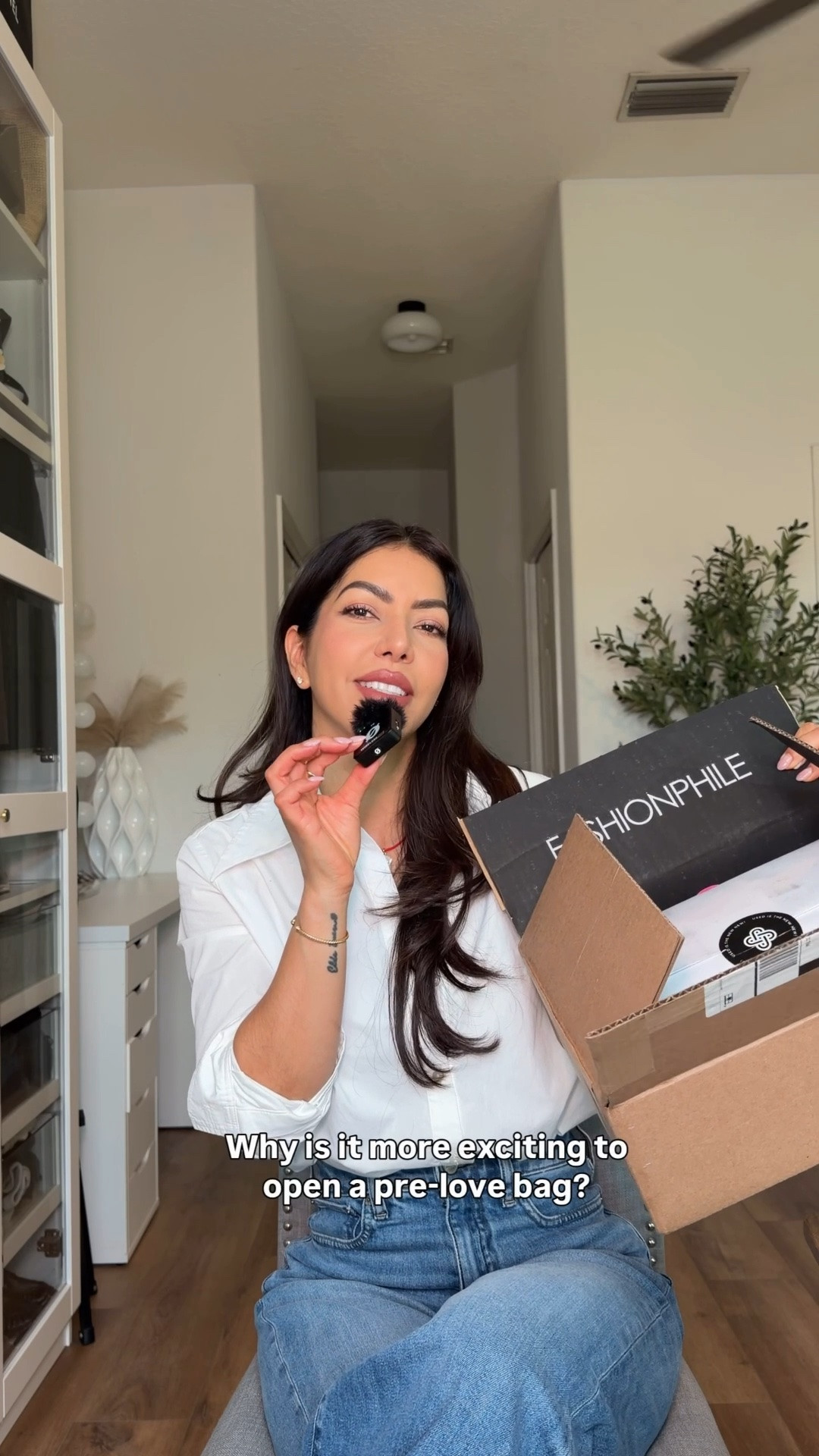 @Fashionphile  pre-loved bag unboxing 🤍 One thing about me… if I find a bag I love, I’m already planning outfits around it 🙃 Also, @iamcardib has her own picks on Fashionphile and there are so many good finds! 

#fashionphilepartner #fashionphilefinds #fashionphile

#LTKSaleAlert