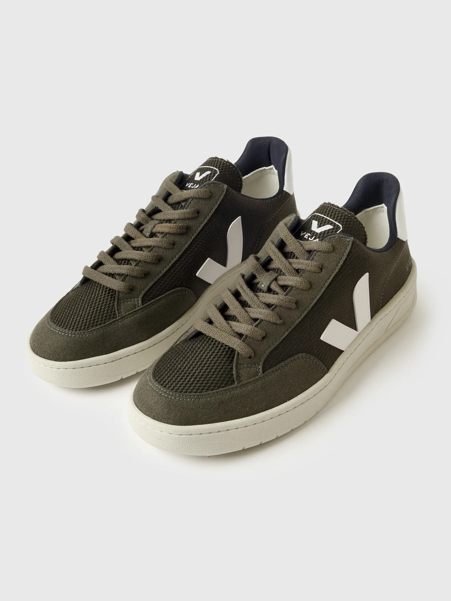 VEJA
                      
                     Men's V-12 B-Mesh Sneaker | Saint Bernard
