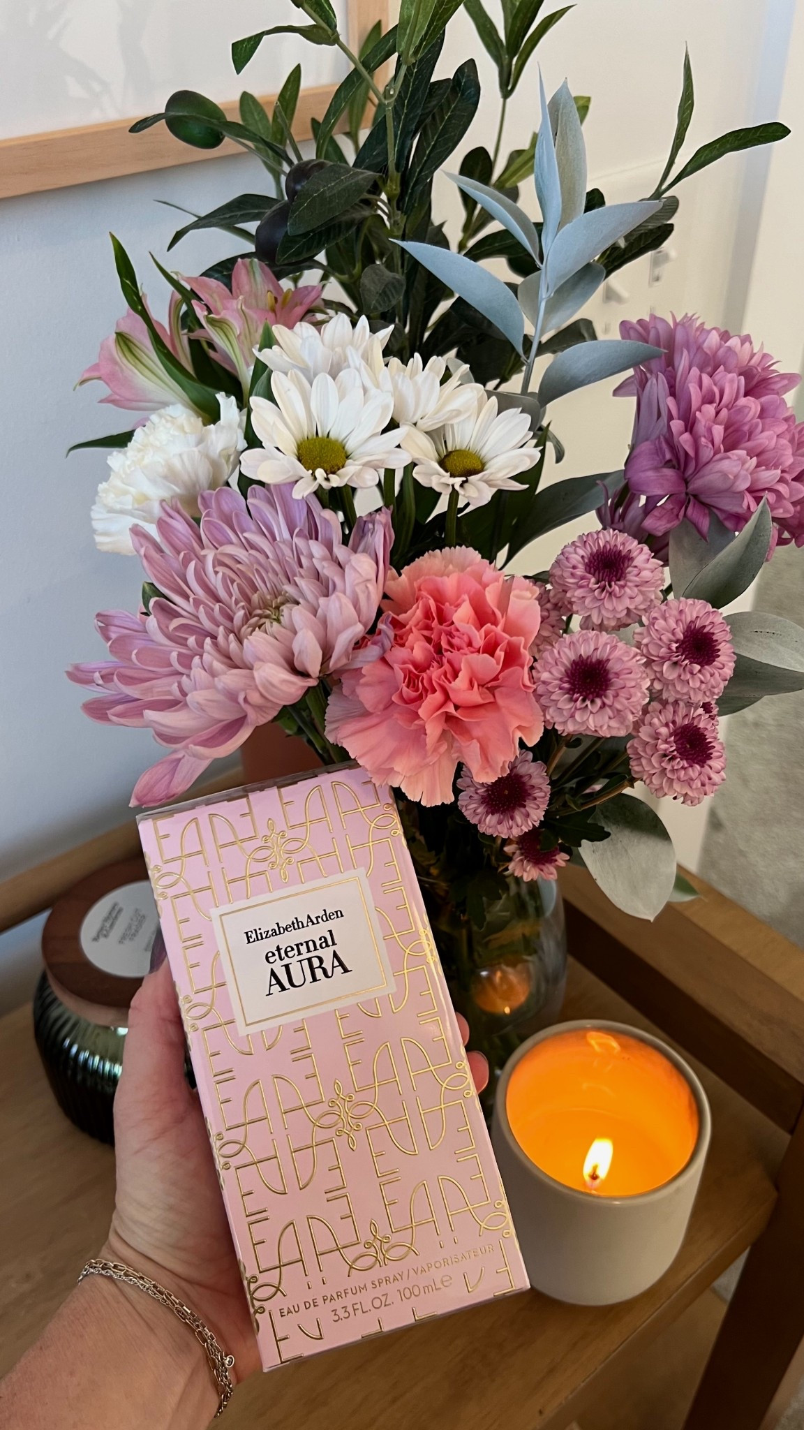 • Top notes: Dragon fruit, golden pear, pink pepper
• Middle notes: Elizabeth Arden exclusive co-distillation of ambrette & rose, with magnolia flower, pink peony, jasmine sambac absoluter
• Base notes: Sandalwaod oil, muscemor, tonka bean absolute, ambertonic

#LTKBeauty #LTKselfcare #LTKgrwm