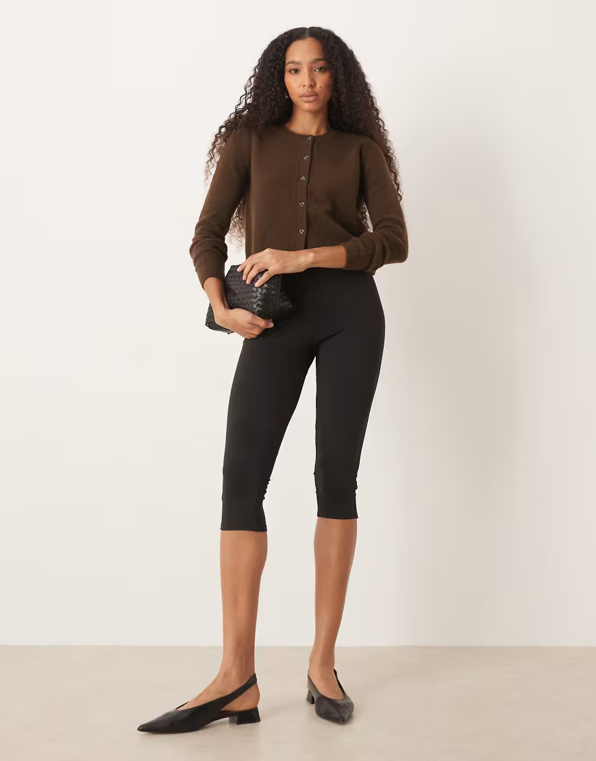 Pantalones capri negros de corte alargado con diseño moldeado de ASOS DESIGN | ASOS (Global)