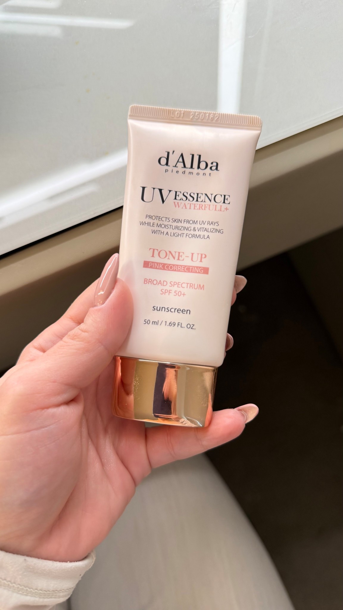 One of my favorite everyday sunscreens 🤍
This d’Alba UV Essence Waterfull+ Tone-Up SPF 50+ gives light coverage, a subtle pink tone-up, and leaves the skin hydrated with no heavy feel.
Perfect for no-makeup days or under makeup.

✨ Lightweight
✨ Glowy, natural finish
✨ Broad spectrum SPF 50+

#beauty #sunscreen #koreanskincare #skincareinfluencer

#LTKmorningroutine #LTKU #LTKselfcare
