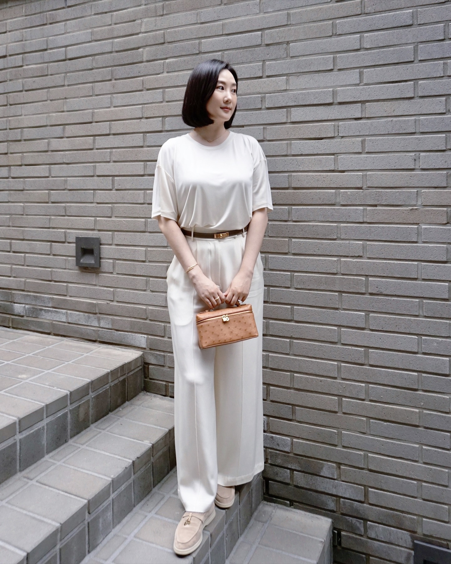 시원한 #올화이트 룩 #광고 @lilysilk 🤍 
옷장 가득 모아가는 최상급 실크 브랜드 #릴리실크 에서 로션처럼 부드러운 촉감에 가볍고 시원한 #실크저지 컬렉션이 출시되어 #화이트룩 연출해봤어요.
함께 착용한 실크 팬츠도 릴리실크 제품인데 몇년째 잘 입는 중.

티셔츠 잘못입으면 후줄근해보이는데 실크가 함유된 실크 저지 티셔츠라 고급스러운 분위기에 핏과 착용감은 편안해서 정말 마음에 드는 아이템이에요. 기본 티셔츠도 예쁘게 입자구요!

✔️한정기간 20% 할인 #릴리실크할인코드 🩶 vividc20
Oversized silk jersey tee
🔗 https://lilysilk.to/KBgFFQY

정상가 전제품에 적용 가능, 8만원 이상 무료배송이니
최고급 실크 캐시미어 제품 구매하실 분들은 꼭 활용하세요! 
.
.
.
.
.
#lilysilk #silkjersey #ootd

#LTKsummer #LTKkorea #LTKstyletip