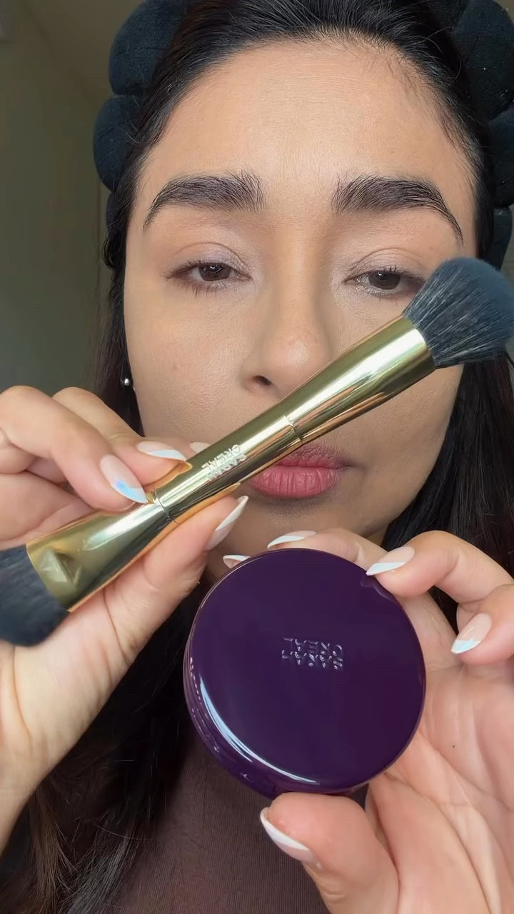gifted by Sarah Creal
  @sarah.creal 

COMING IN HOT 😍

Blush (SHADE: HEARTBREAKER IS A CHERRY) que se siente como crema pero dura todo el día como polvo ✨
Deja un efecto blur hermoso: difumina poros, líneas y textura sin verse pesado.

Además tiene péptidos + vitamina E, así que maquillas y cuidas tu piel al mismo tiempo 💕

Natural, hidratado y fácil de difuminar 🫶

#blush