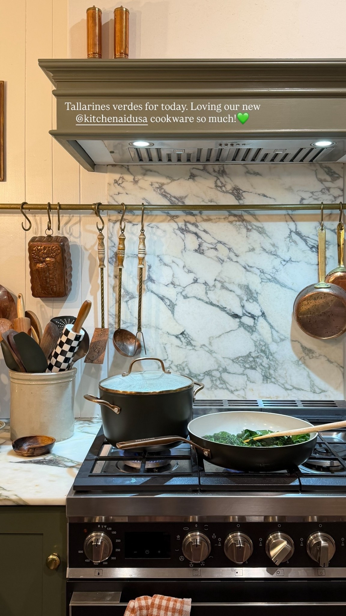 Tallarines verdes for today. Loving our new @kitchenaidusa cookware so much!💚