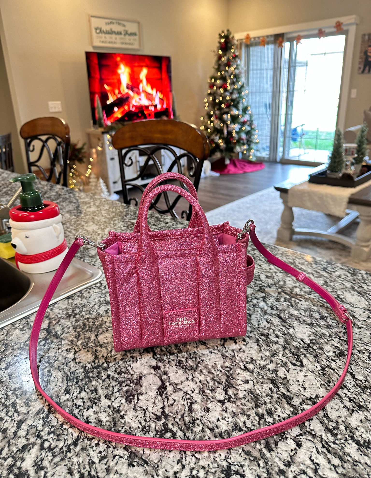 Marc Jacobs- The Galactic Glitter Mini Tote Bag in “lipstick pink” 😍✨🩷 

#LTKHoliday #LTKSeasonal #LTKGiftGuide