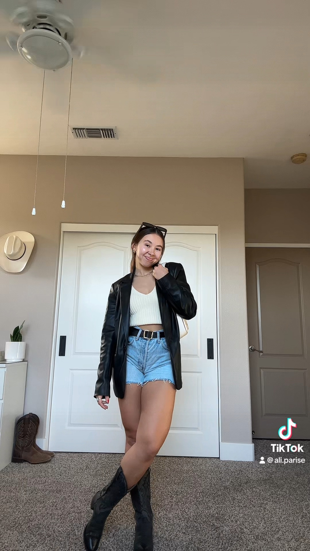 california fall fit 

#LTKSeasonal #LTKstyletip #LTKVideo