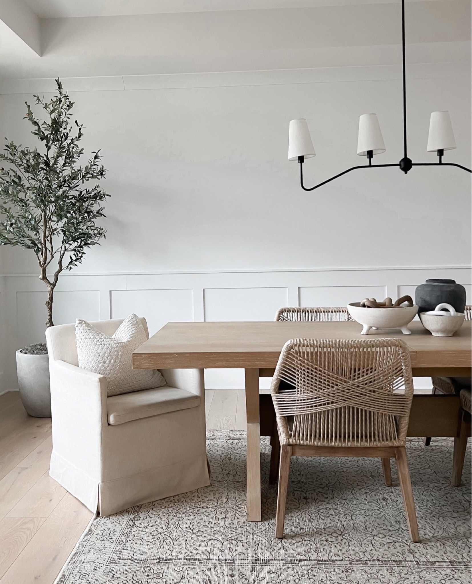 Dining room, dining table, white oak dining table, rope chairs, dining chair, neutral dining chairs, extending dining table, vintage rug, olive tree, home decor, Amazon home, pottery barn dining room 



#LTKhome #LTKMostLoved