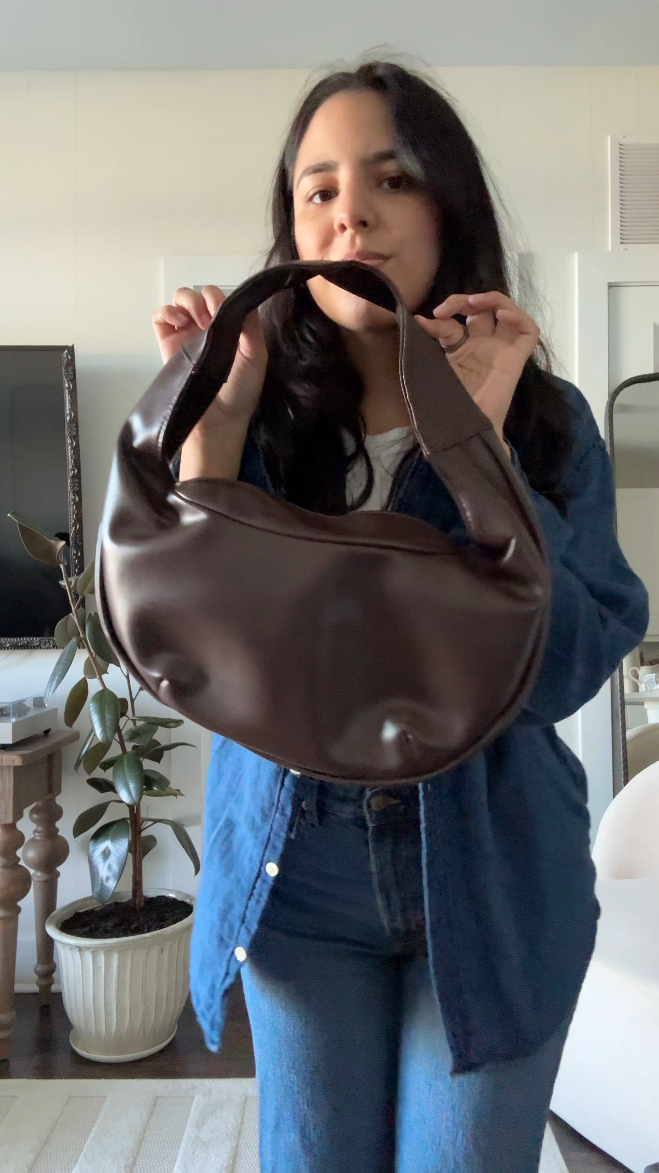 my new brown bag perfect for the fall and winter 🤎 and I’ve already worn it with so many different outfits! Love a capsule wardrobe moment!