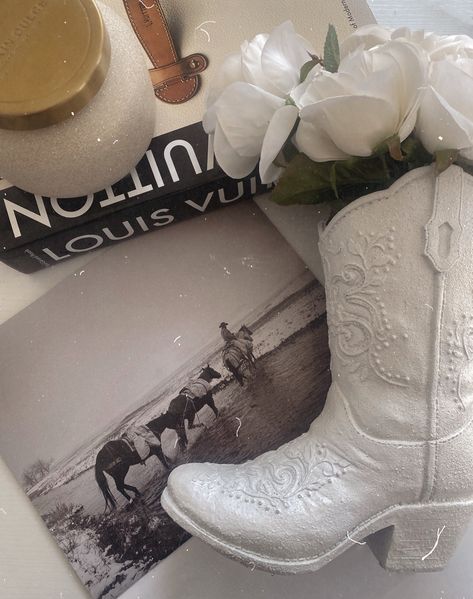 DIY cowboy boot vase 🤍✨

Neutral home