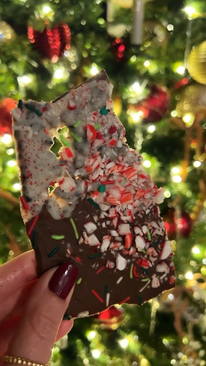 Hagamos una barra de chocolate Navideña 🎄Solo tenés que derretir tu chocolate preferido a 170 grados Fahrenheit por 15 minutos, agregarle chispas, malvaviscos, caramelos, semillas, según tus gustos y poner a congelar por una hora. Este chocolate es perfecto para compartir en familia o con tus amigas! Qué ingredientes le agregarías? 
*****
✨ Let’s make a Holiday Chocolate bark 🍫✨😋 place your favorite chocolate bars in the oven for 15 minutes at 170 degrees F, and add holiday sprinkles, crushed candy canes, marshmallows, nuts, granola, or any topping you like. Place in the freezer for one hour and share with your friends and family! What toppings would you add? 

#christmasrecipes #christmastreats
#christmasbaking #postresnavideños
#recetasnavideñas #christmastime
#christmascountdown #holidayrecipes
#holidaybaking #chocolatebark #navidad2024 #christmas2024