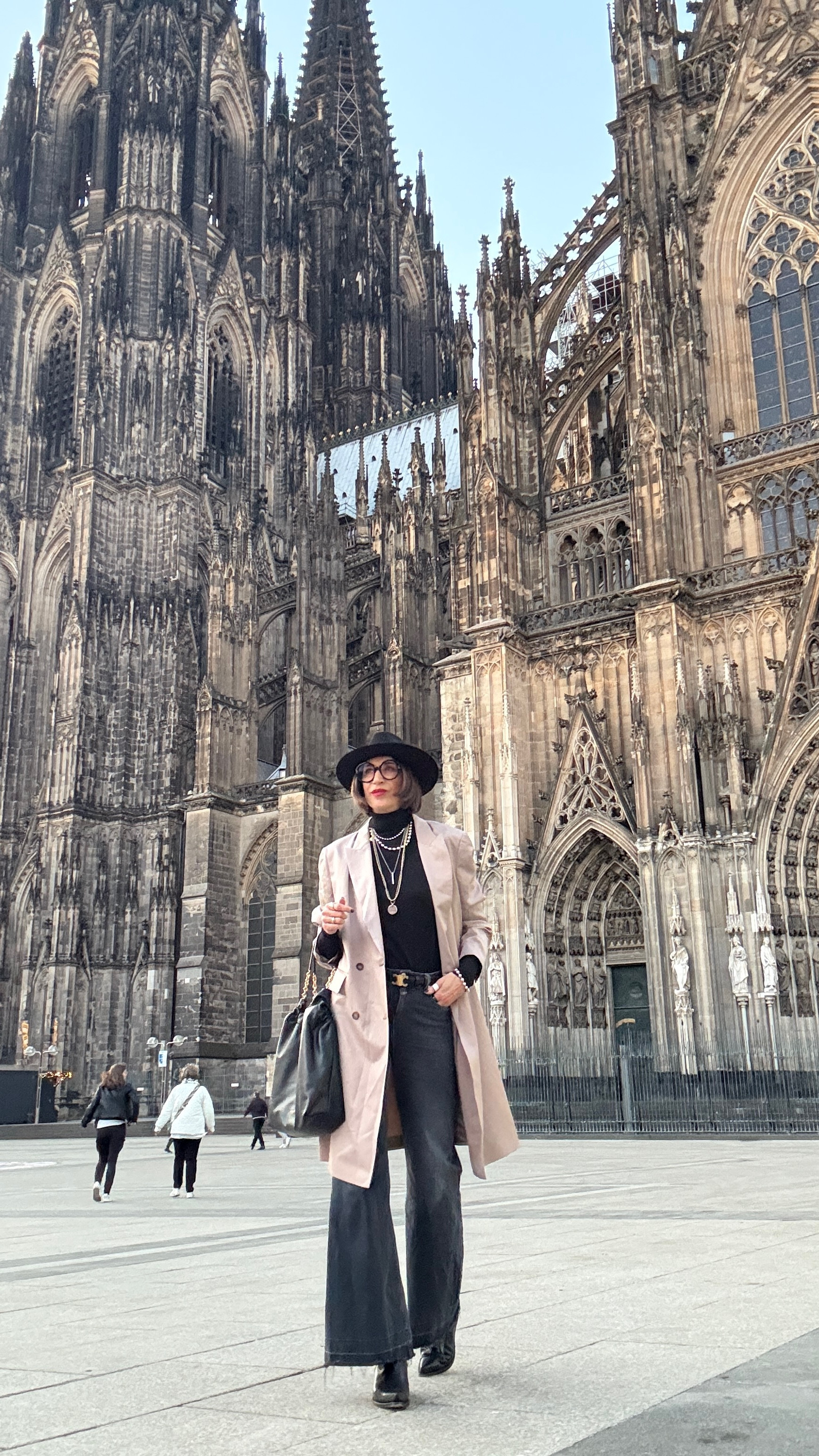 Long Blazer aus Leinen. 2 Reiher. Ich trage ihn over Size in Größe 46. Normalerweise trage ich Größe 40. Dazu White. Leg Jeans und Rollkragenpullover. Schwarze Accessoires.

#LTKdeutschland #LTKü50 #LTKstyletip
