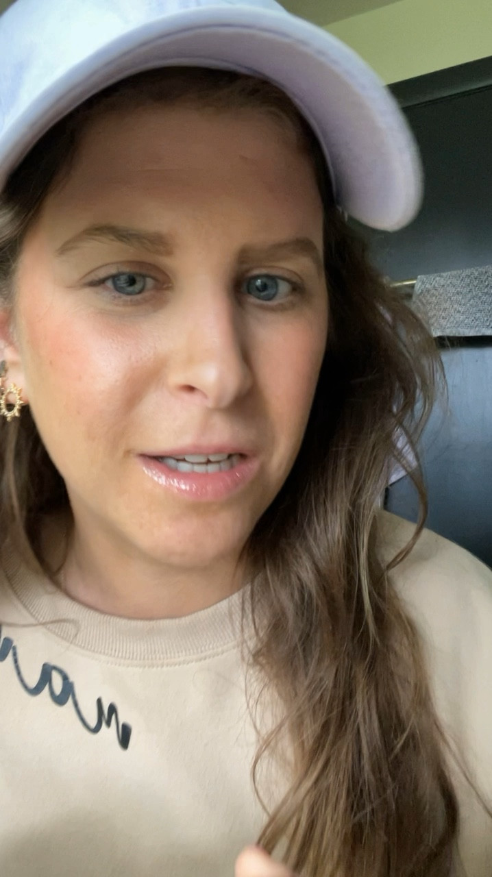 Such a pretty lipgloss with a touch of sparkle



#LTKSeasonal #LTKFindsUnder50 #LTKBeauty