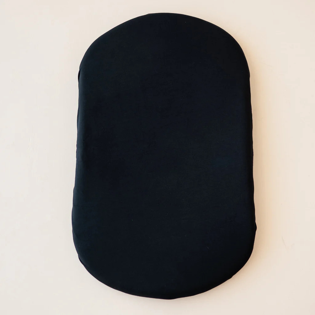 Oval Bassinet Sheet in Midnight | Kyte BABY