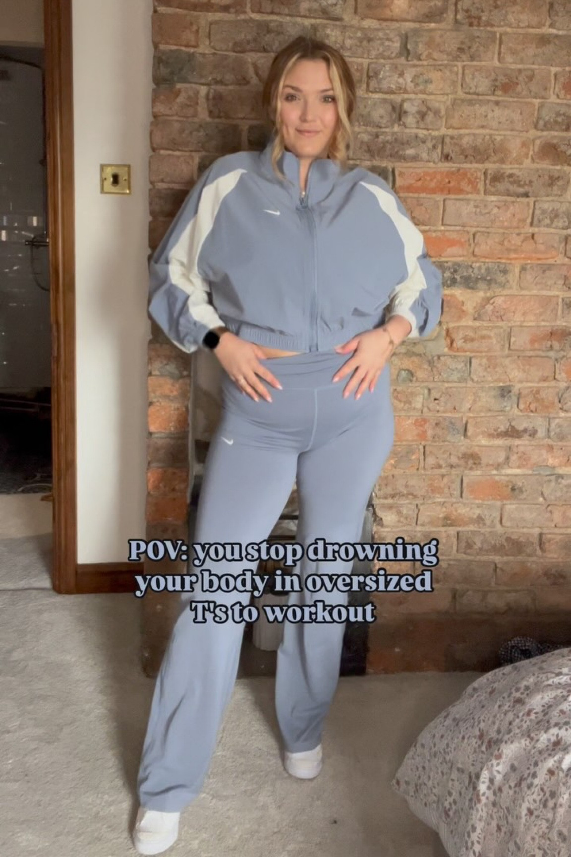 POV: you stop drowning yourself in oversized tshirt to workout!! A realistic midsize workout outfit 🫶🏻 this shade of blue is perfect 👌🏼 

#midsizeoutfit #midsize #midsizeworkoutfit #workout #workoutoutfit #bodyacceptance