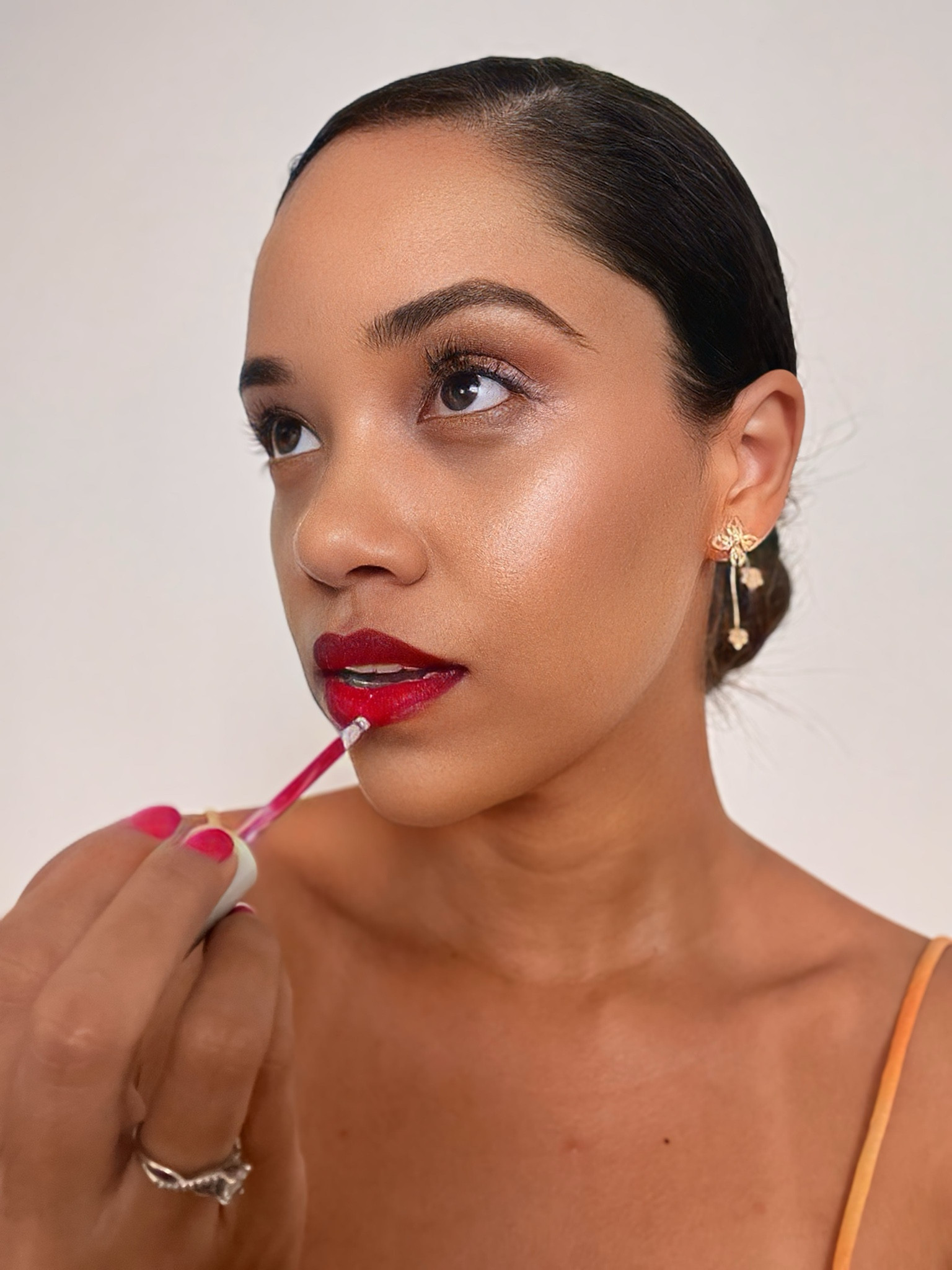 O batom vermelho é um clássico da maquiagem, conhecido por sua capacidade de adicionar instantaneamente glamour e sofisticação a qualquer look. Com uma vasta gama de tons que vão desde vermelhos vibrantes até os mais profundos, é uma escolha versátil que pode complementar uma variedade de estilos e tons de pele. Além de sua aparência deslumbrante, o batom vermelho muitas vezes é associado a confiança e empoderamento, tornando-se um símbolo de feminilidade e autoexpressão.
Eu amo um batom vermelho e vocês?

#LTKbeauty #LTKbrasil #LTKGala