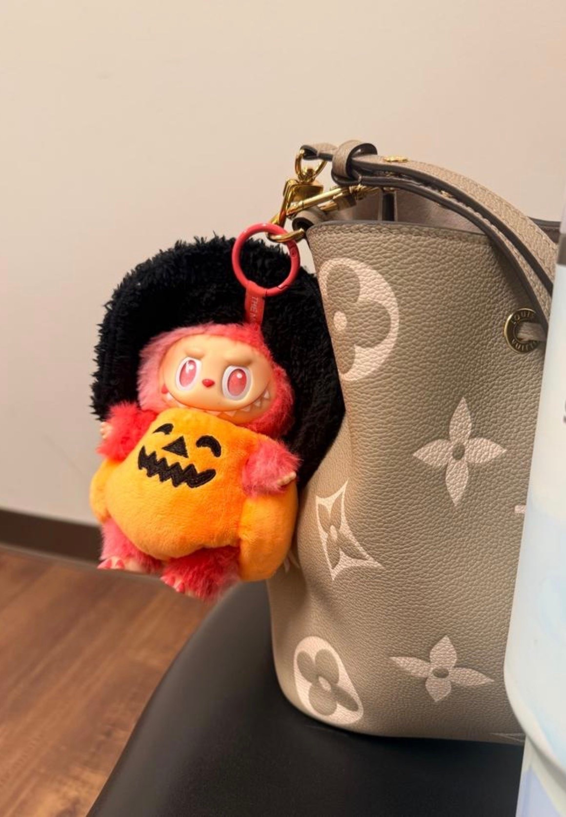 Halloween accessories are officially taking over 🎃🖤 This little pumpkin Labubu bag charm is too cute!

#Labubu #BagCharm #HalloweenAccessories #HalloweenStyle #CuteAccessories

#LTKdayinmylife #LTKSeasonal #LTKBeauty