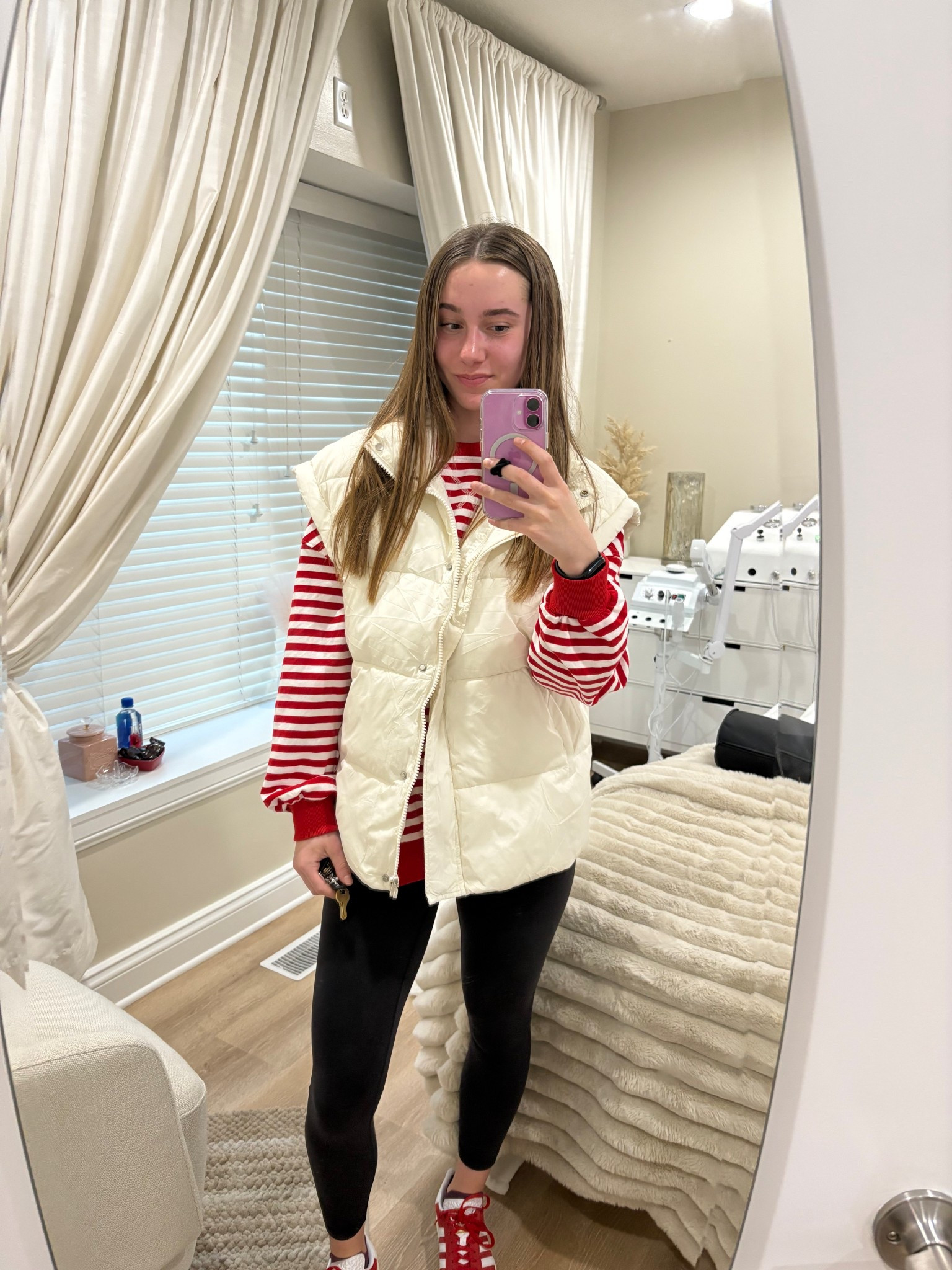 Appointment Day Fit❤️💋📆
Vest - true to size (S)
Shirt - size up for oversized look (M)
Leggings - true to size (4)
Shoes - true to size (8)