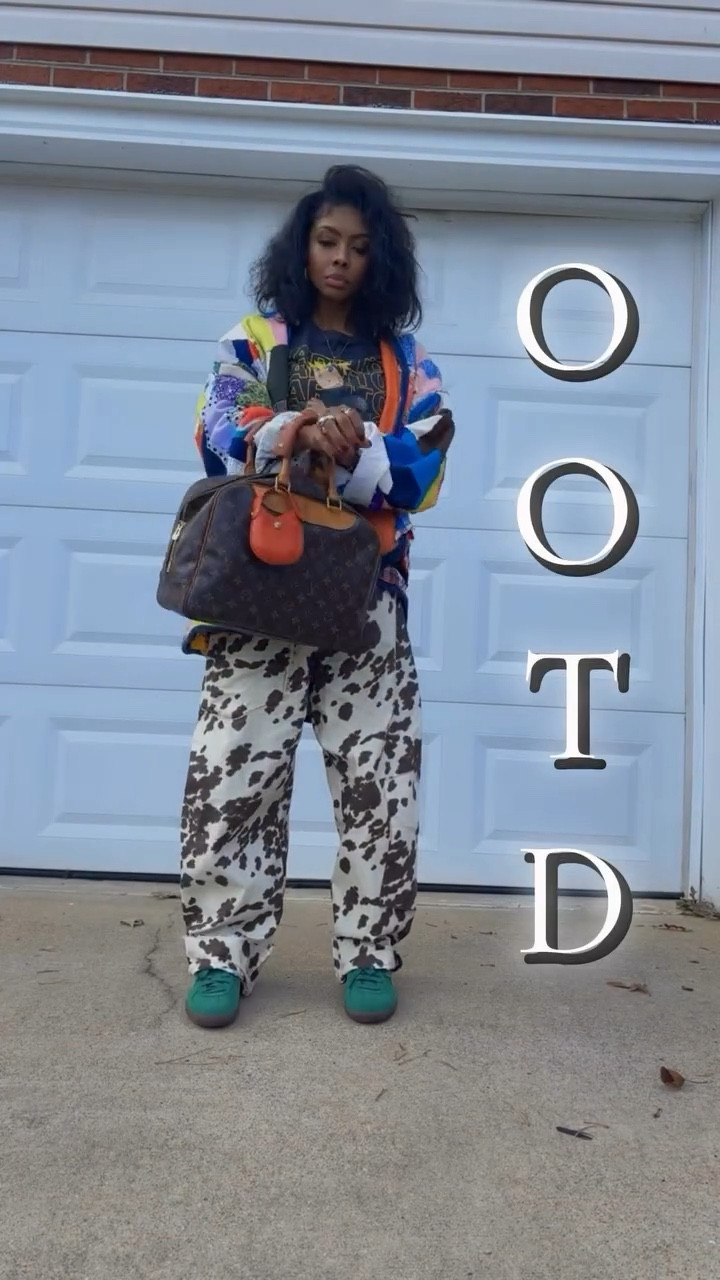 Today’s outfit of the day is all handmade and full of personality — I turned a vintage quilt into a one-of-a-kind patchwork jacket, designed my own cow print barrel pants, and styled it all with a classic Naruto tee, green and orange Pumas, and my Louis Vuitton purse. This look is where vintage meets anime and streetwear vibes. Perfect inspo for anyone who loves creative DIY fashion and unique statement pieces! #OOTD #DIYFashion #PatchworkJacket #StreetwearStyle #VintageVibes
#dailyfashion #uniqueoutfit