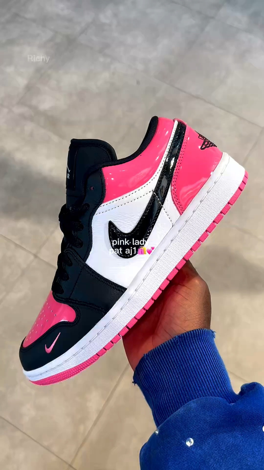 pack the “PINK” lady x patent leather aj1💕🛍️

 #pink #pinkshoes #her #sneakerforher