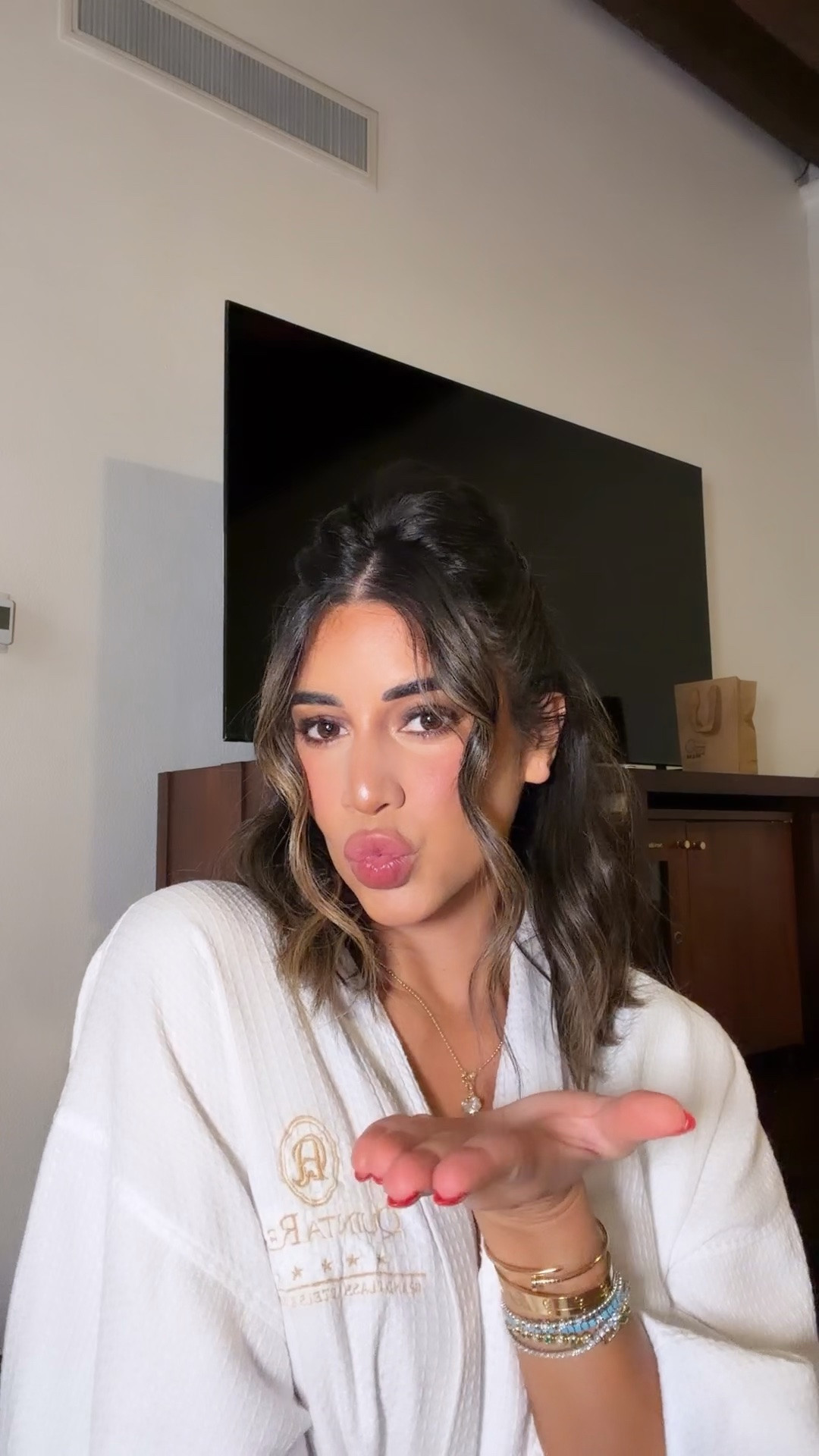 My go-to routine when I need my makeup to look professional and last ALL night ✨ Long-wear base, everything locked in — this is what I trust for events, dinners, and long nights out.

Comment SHOP and I’ll send you the links to everything I used 🤍

long lasting makeup routine, makeup that lasts all night, professional makeup tutorial, event makeup look, night out makeup routine, long wear makeup tips, flawless base makeup

#makeuptutorial #longlastingmakeup #makeuproutine #nightoutmakeup #eventmakeup flawlessbase makeuptips grwm beautyreels makeupthatlasts