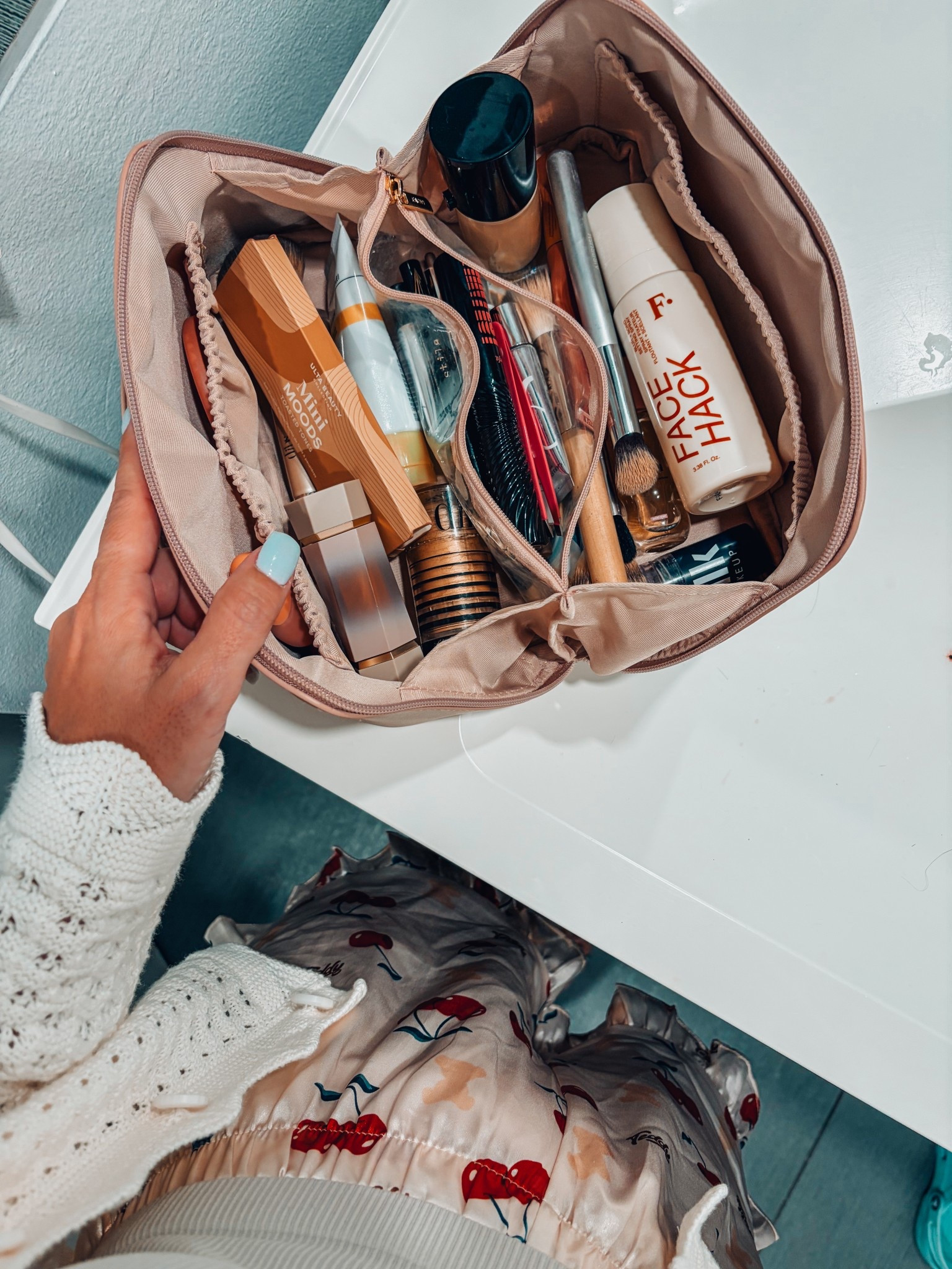 What’s in my make up bag ☀️✨