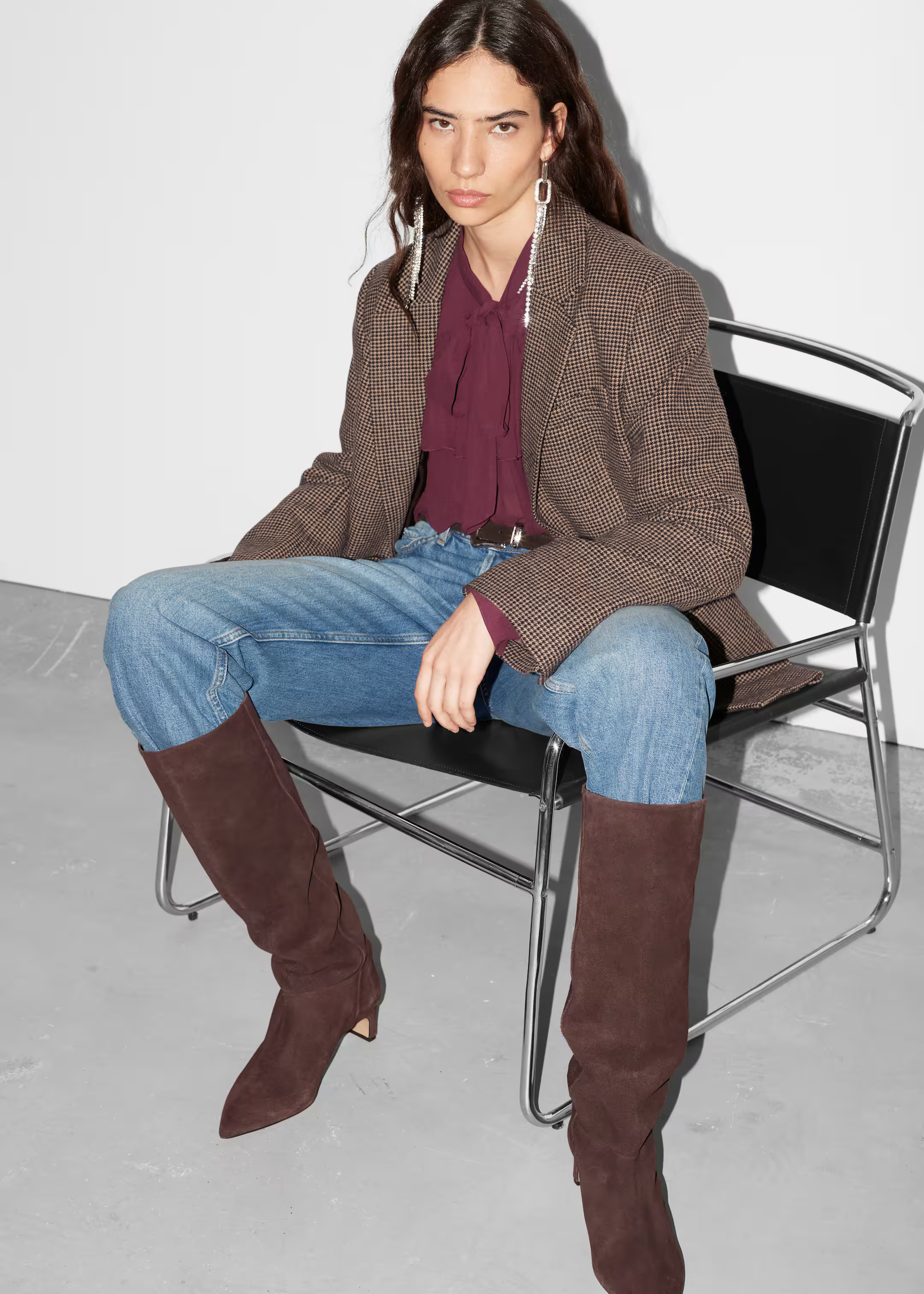 Kniehohe Stiefel mit spitzer Zehenpartie - Braun - & Other Stories AT | & Other Stories EU