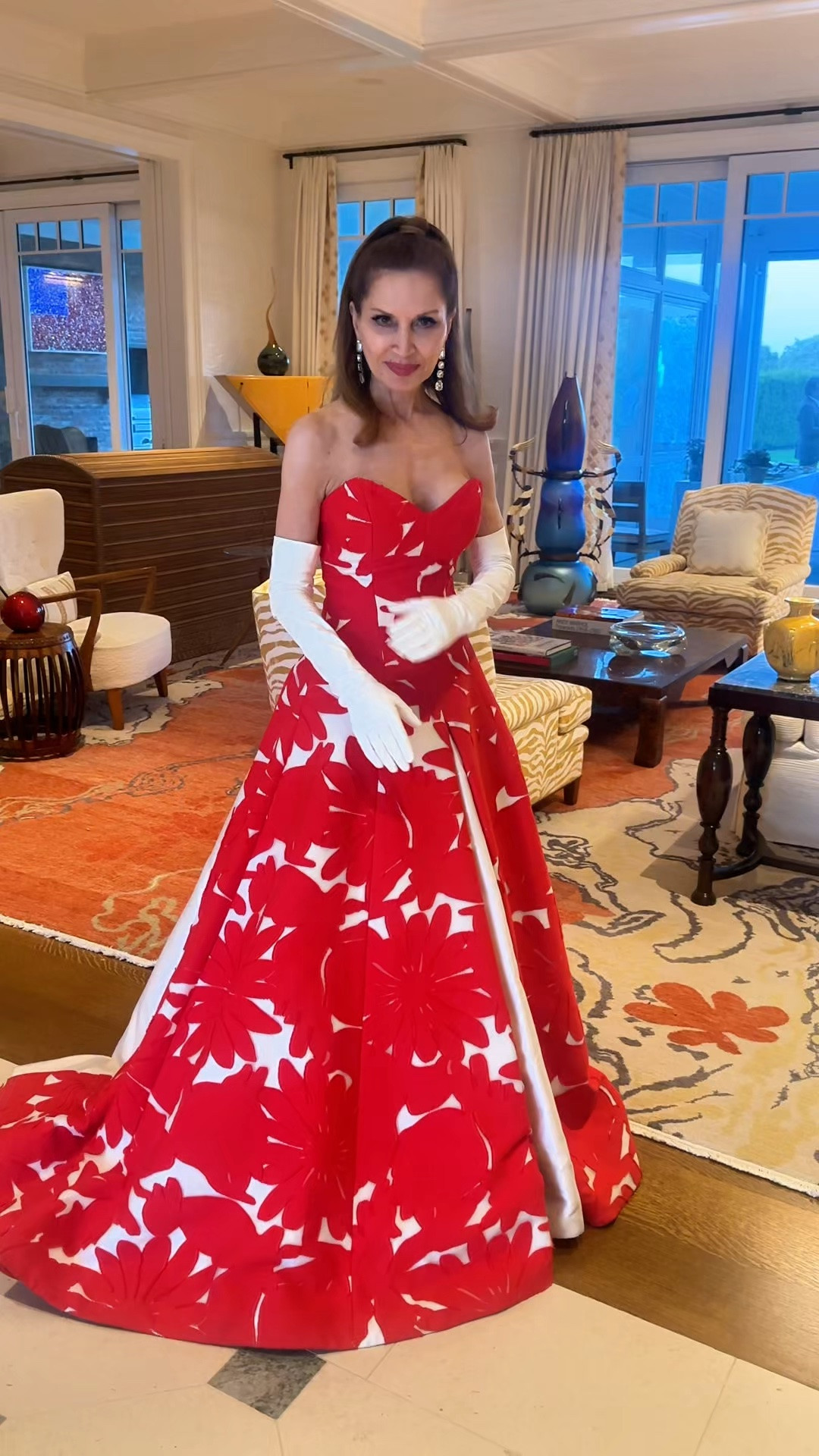 Philanthropist Jean Shafiroff wears Oscar de le Renta costume earrings with her couture dress. Here are some more costume Oscar earrings to peruse.

#LTKWedding