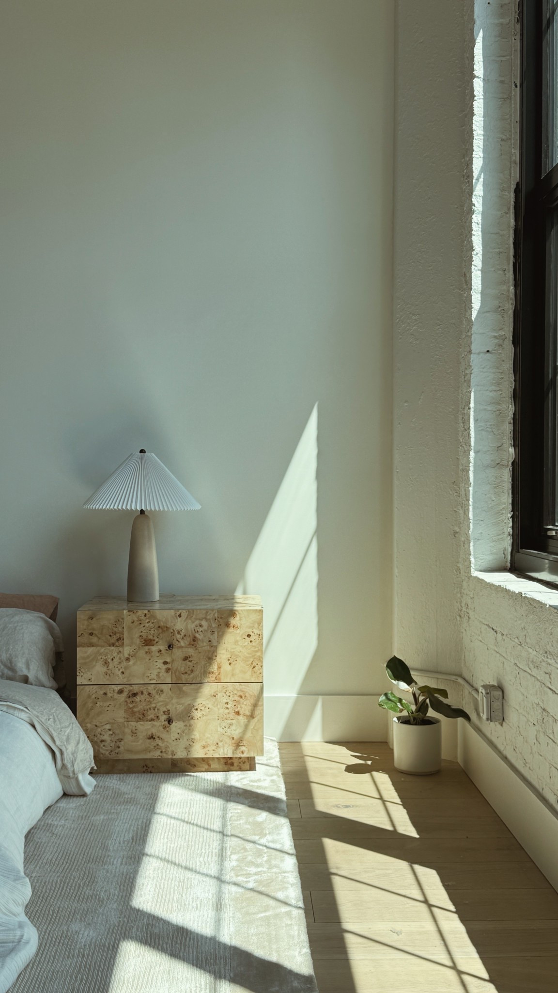 Burlwood night stands and lamp - rug in the color sand 