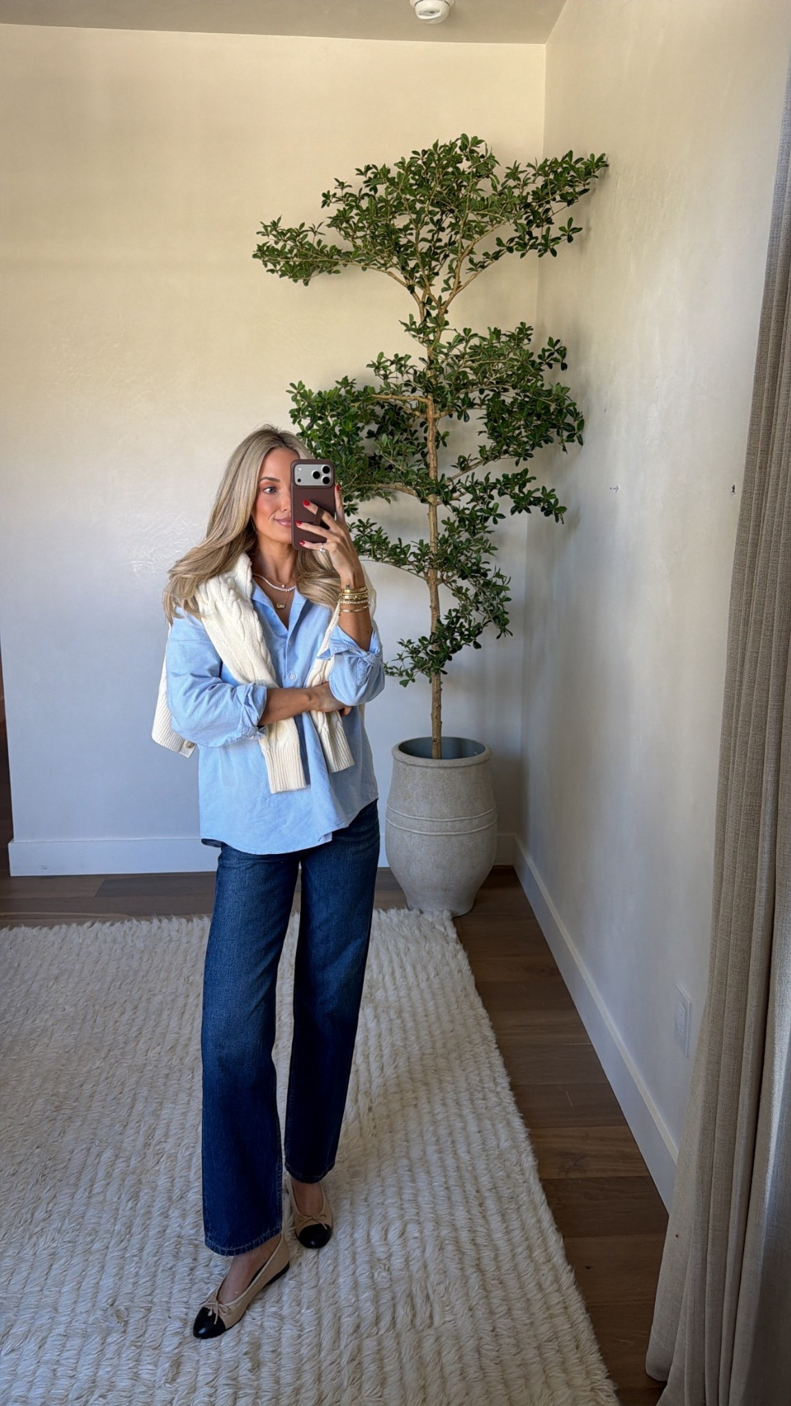 Wearing a M in the shirt! Size up for an oversized look 