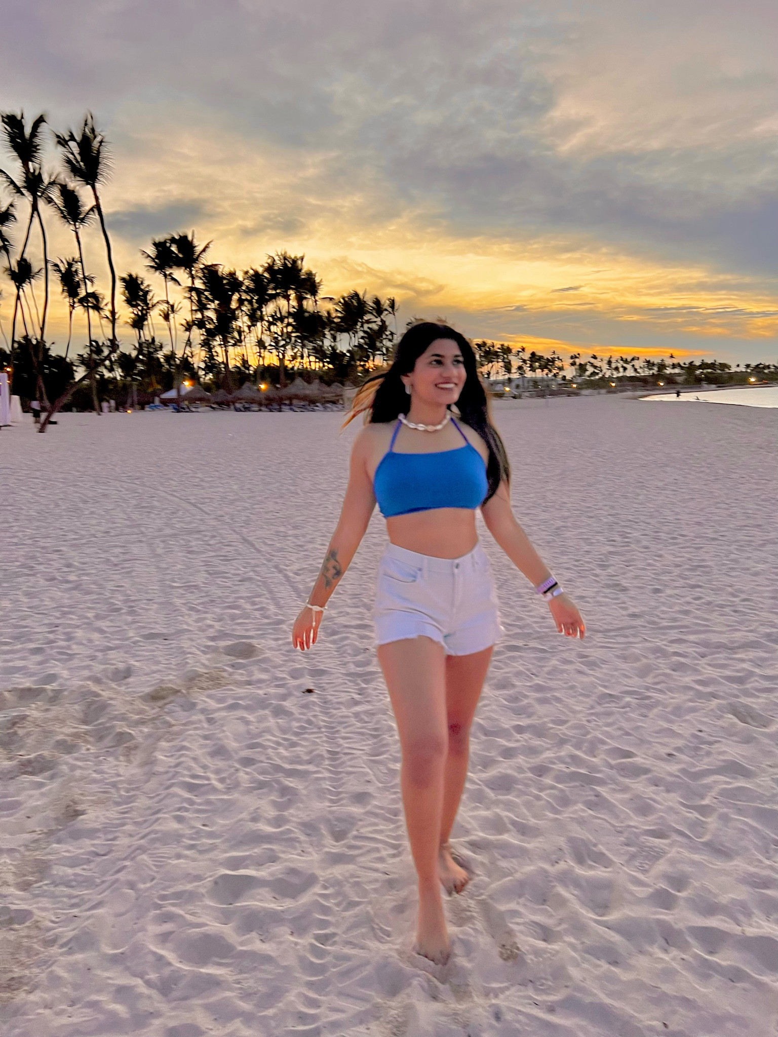 beach outfit, aerie daydream denim shorts, white aerie jean shorts, beach shorts, blue beach outfit, blue crop top, outer banks outfit, sarah cameron outfit