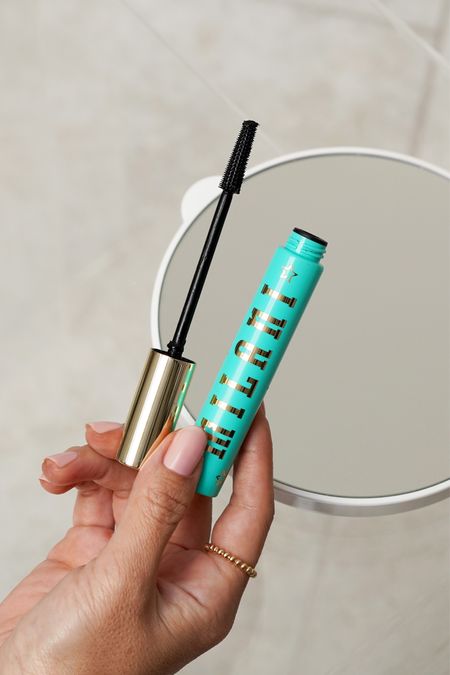 #AD Loving the @milanicosmetics Highly Rated Lash Extensions Tubing Mascara available at @target. Obsessed with the lengthening formula of this mascara to add more definition and volume, definitely check this one out!
 
#Target #TargetPartner #GRWMilani #milanicosmetics #tubingmascara

#LTKbeauty