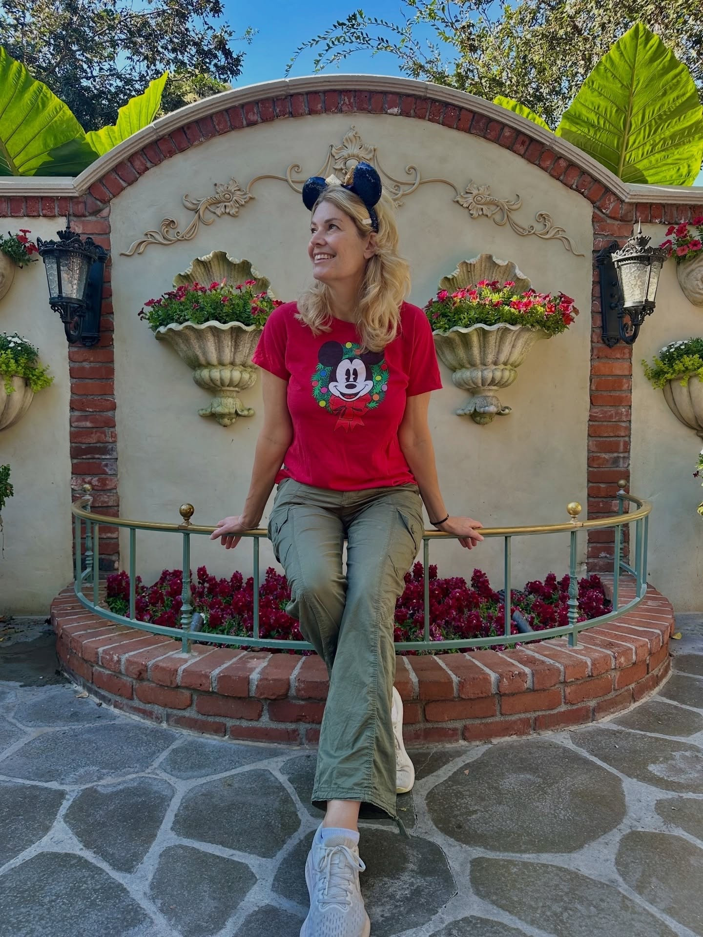 The problem with cutting your hair in the age of social media?
Everyone instantly knows when you post an old photo. 😅

Even before social media, back when I was acting, I tended to keep the same hairstyle forever because I didn’t want to pay for new headshots.

So if you catch me posting from the archives… no shame. It’s just, new hair, old pics. 

Are you a post-it-in-real-time person, or a live in the archives curator? #instalife #newhairdontcare #disneyland